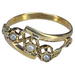 Antique 18 Carat Gold Ring Set with 3 Fines Pearls, circa 1900