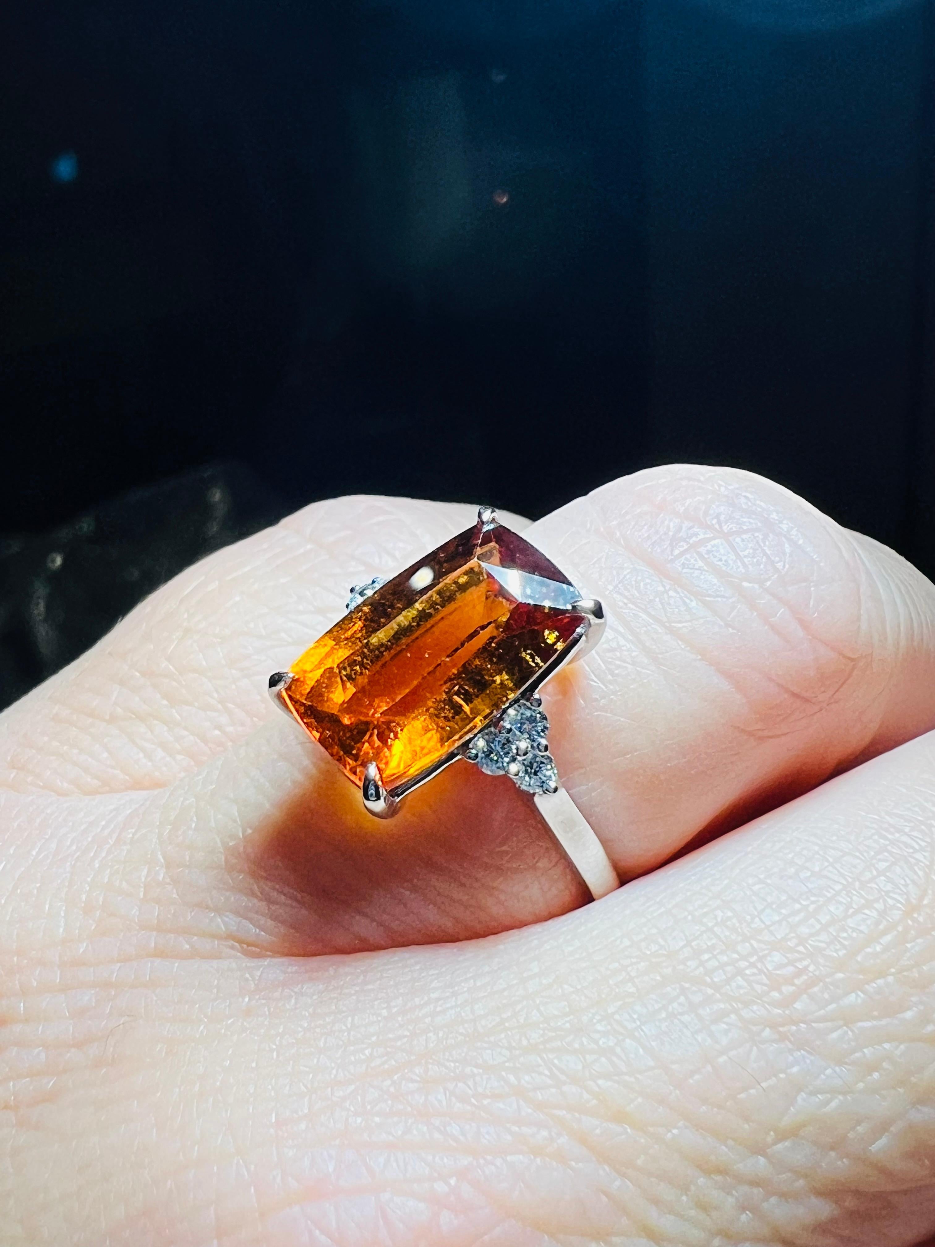18 Carat Gold Ring Set With  a 6.40 ct Spessartite Garnet And 6 Diamonds In Good Condition For Sale In SAINT-OUEN-SUR-SEINE, FR