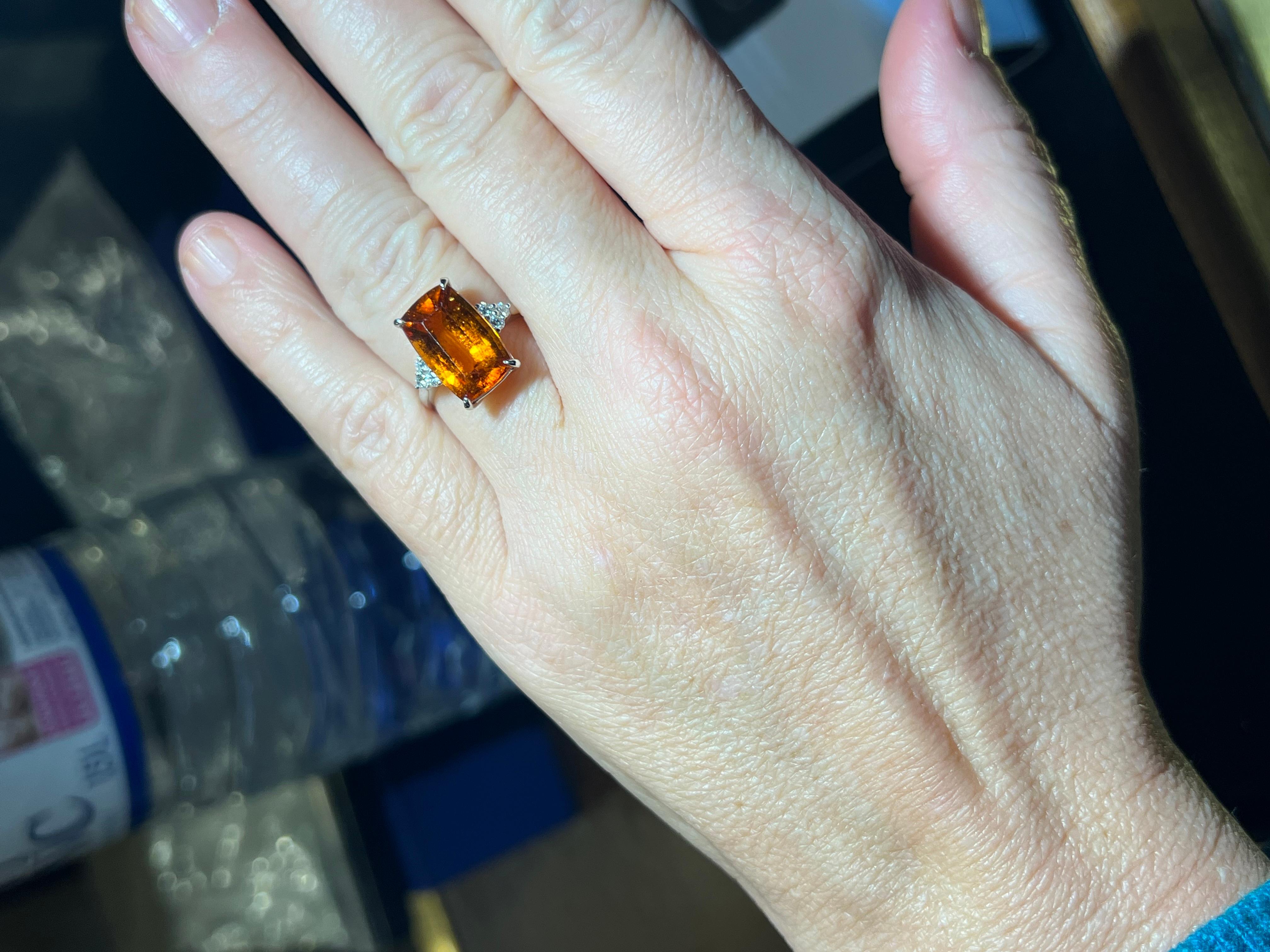 Women's or Men's 18 Carat Gold Ring Set With  a 6.40 ct Spessartite Garnet And 6 Diamonds For Sale