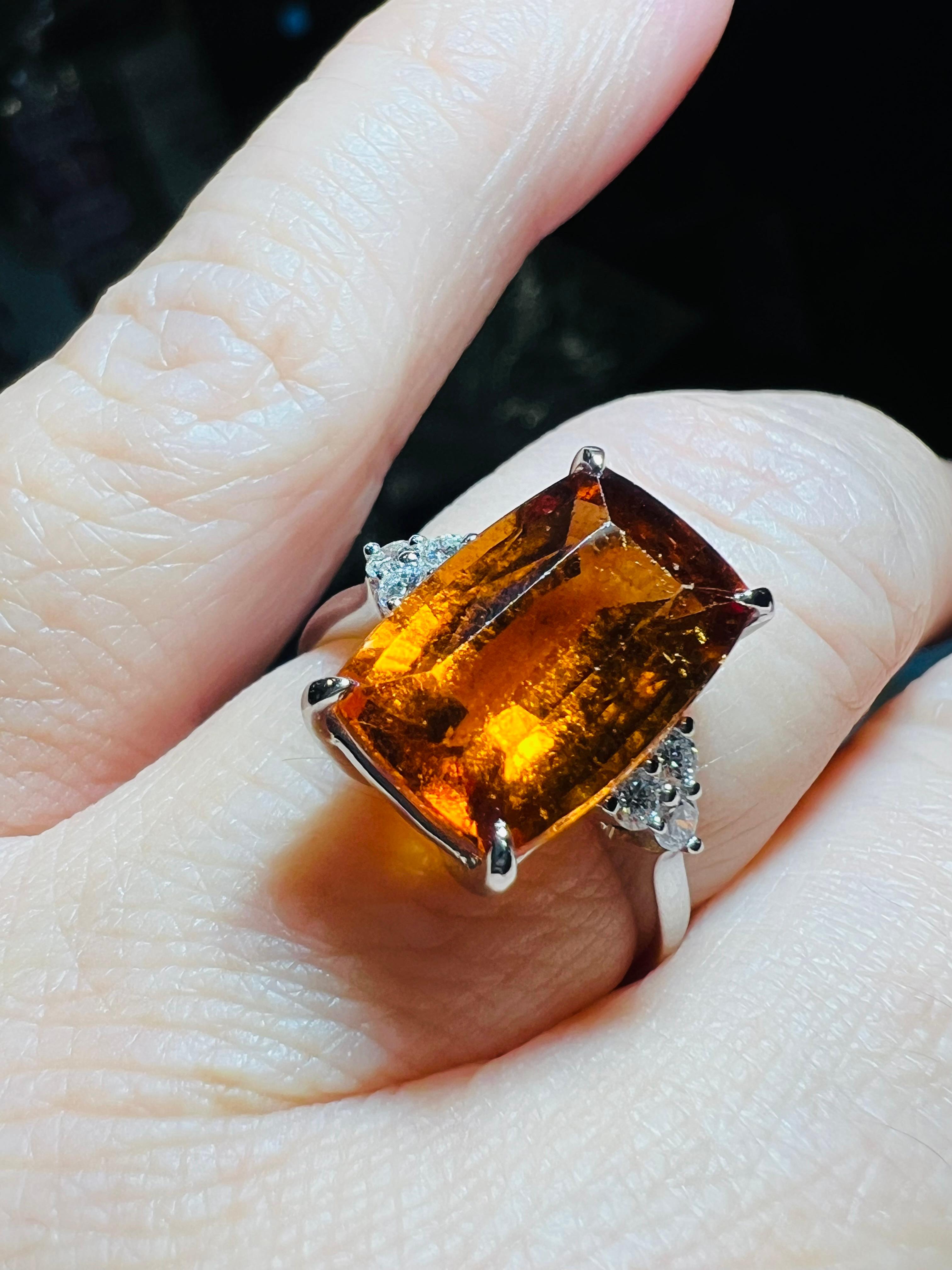 18 Carat Gold Ring Set With  a 6.40 ct Spessartite Garnet And 6 Diamonds For Sale 1