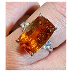 Ring aus 18 Karat Gold mit  Ein 6,40 Karat Spessartit Granat und 6 Diamanten