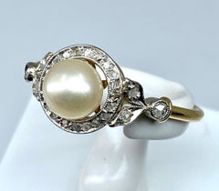 18 carat gold ring set with a pearl and diamonds, 1900 period.