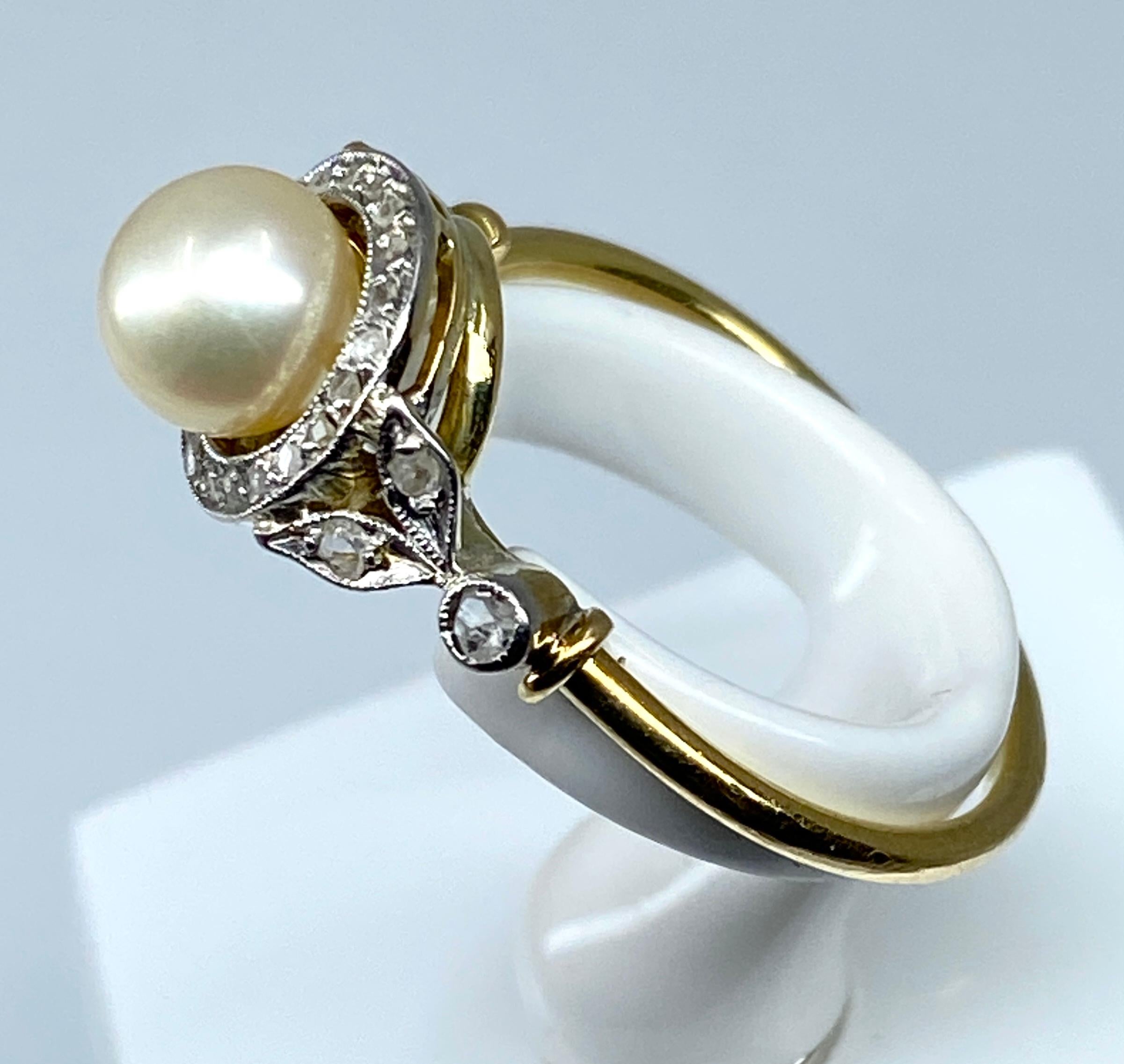 Art Nouveau 18 carat gold ring set with a pearl and diamonds, 1900 period. For Sale