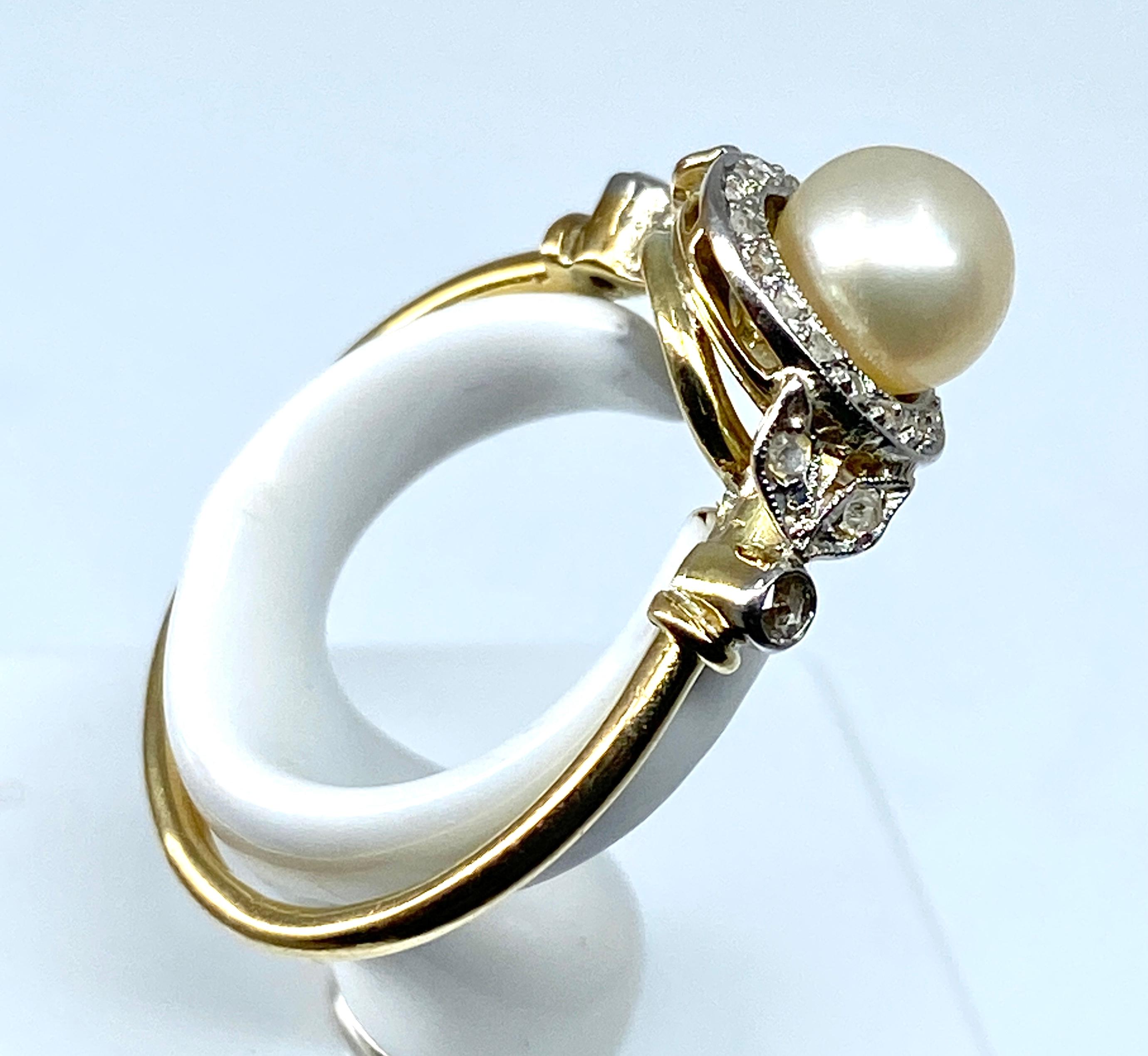 18 carat gold ring set with a pearl and diamonds, 1900 period. In Good Condition For Sale In VERSAILLES, FR