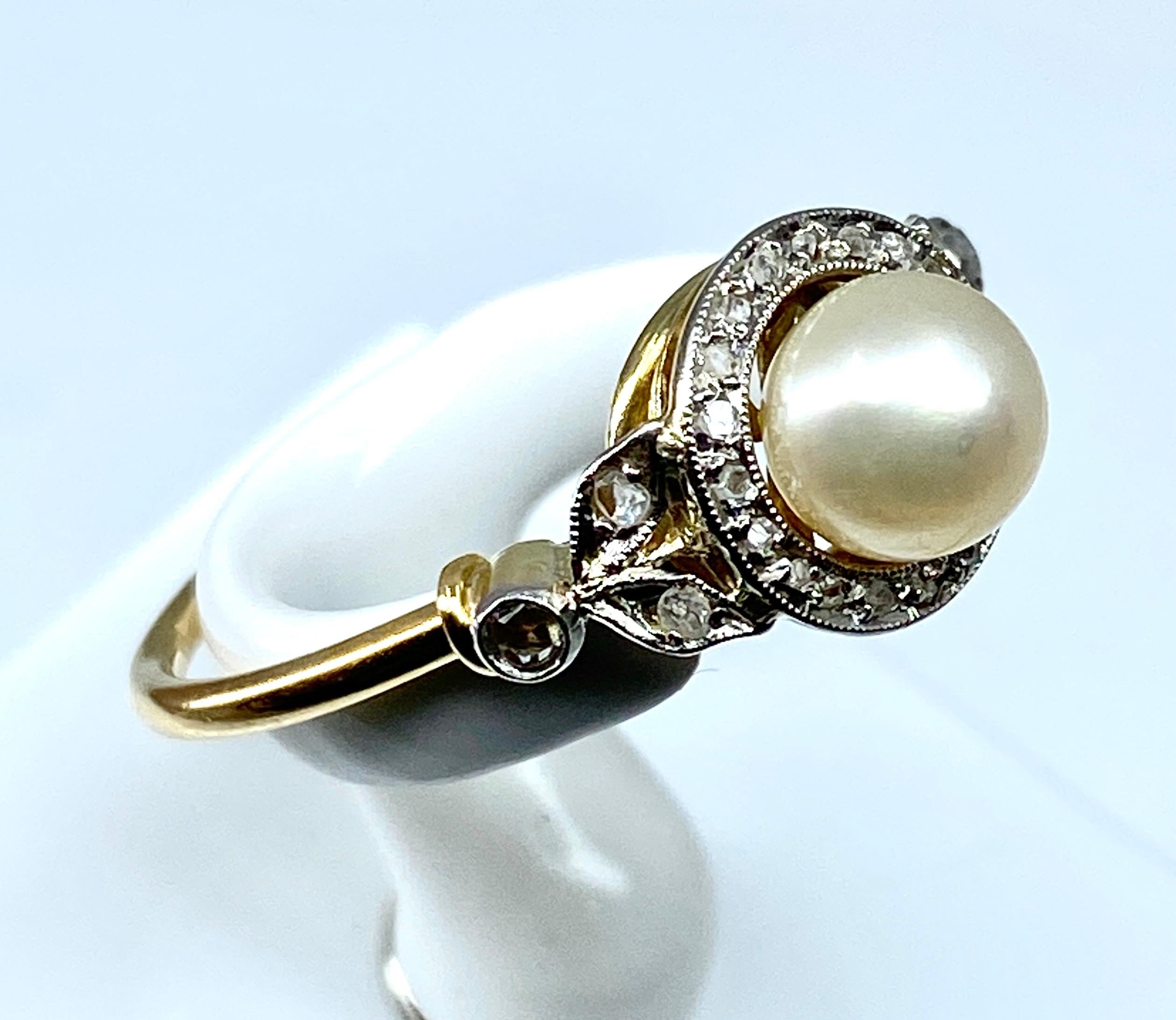 Women's or Men's 18 carat gold ring set with a pearl and diamonds, 1900 period. For Sale