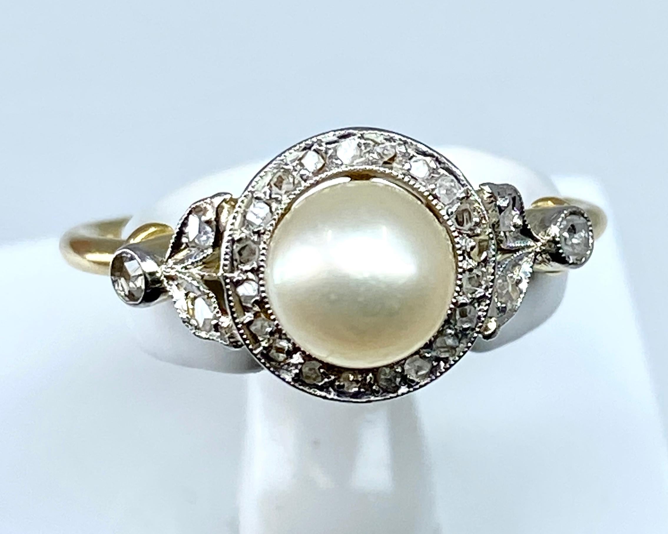 18 carat gold ring set with a pearl and diamonds, 1900 period. For Sale 1