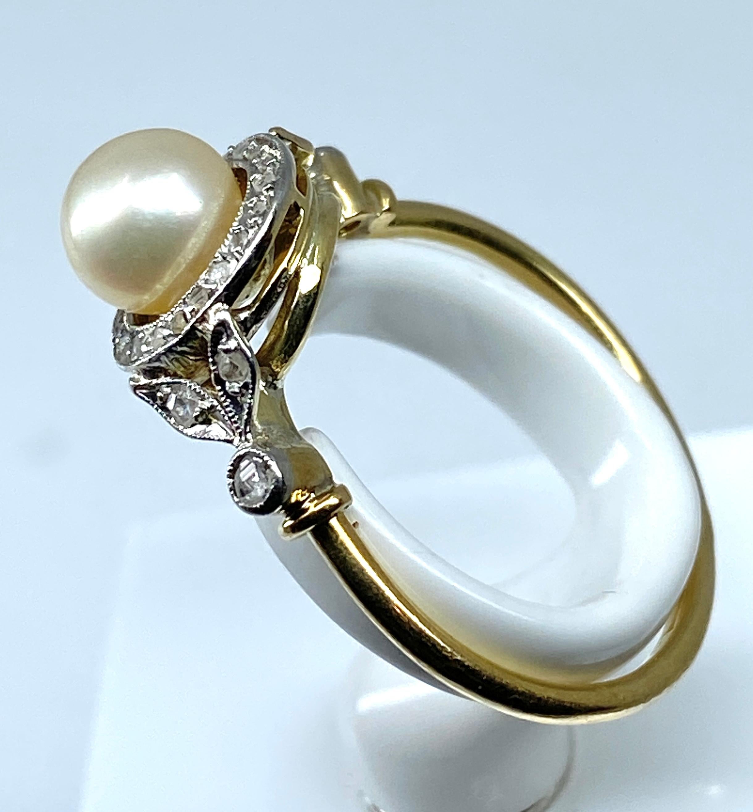18 carat gold ring set with a pearl and diamonds, 1900 period. For Sale 2