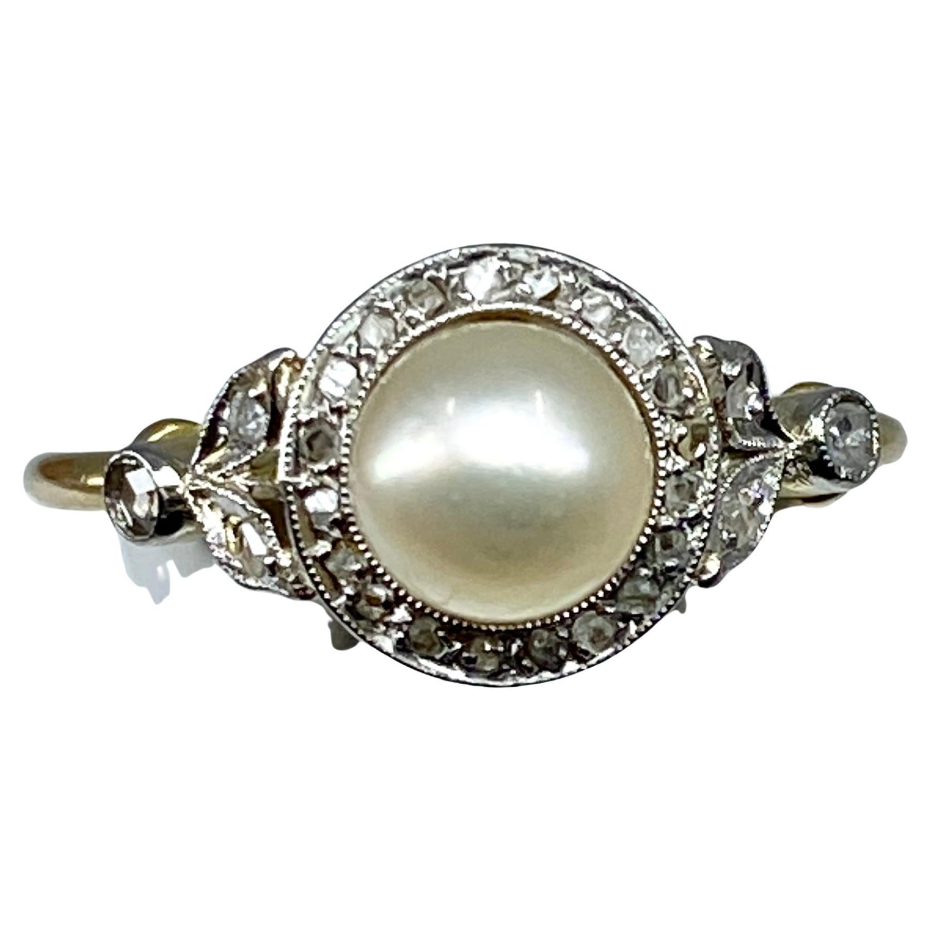 18 carat gold ring set with a pearl and diamonds, 1900 period. For Sale