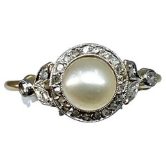 Antique 18 carat gold ring set with a pearl and diamonds, 1900 period.