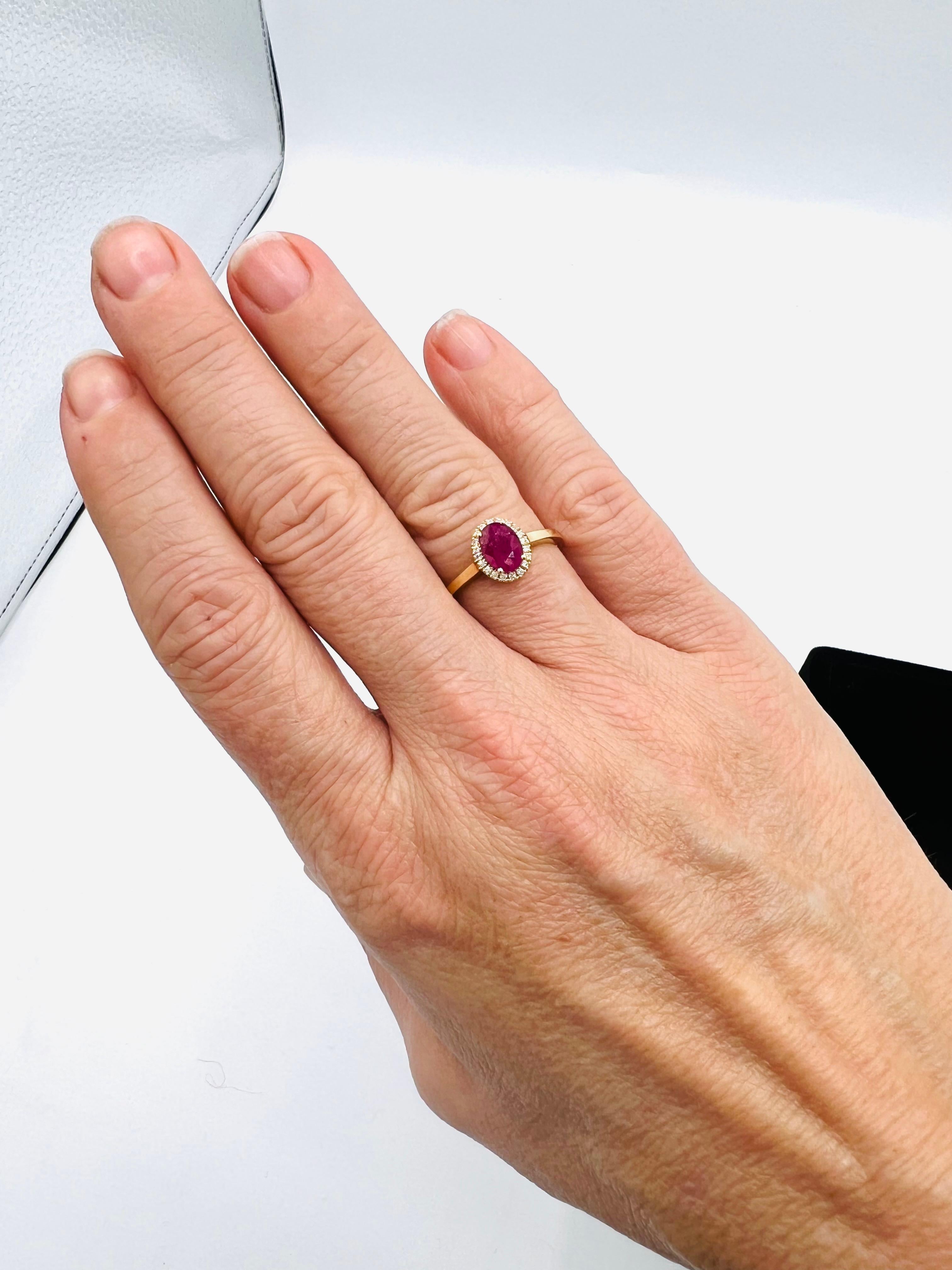 Verlobungsring, besetzt mit einem ovalen, facettierten Rubin (7 mm x 5 mm), umgeben von einem Brillantpavé,
sehr hübscher Verlobungsring, raffiniert, in der Mitte mit einem Rubin von ca. 1 Karat besetzt, umgeben von einem Pavé aus Brillanten von