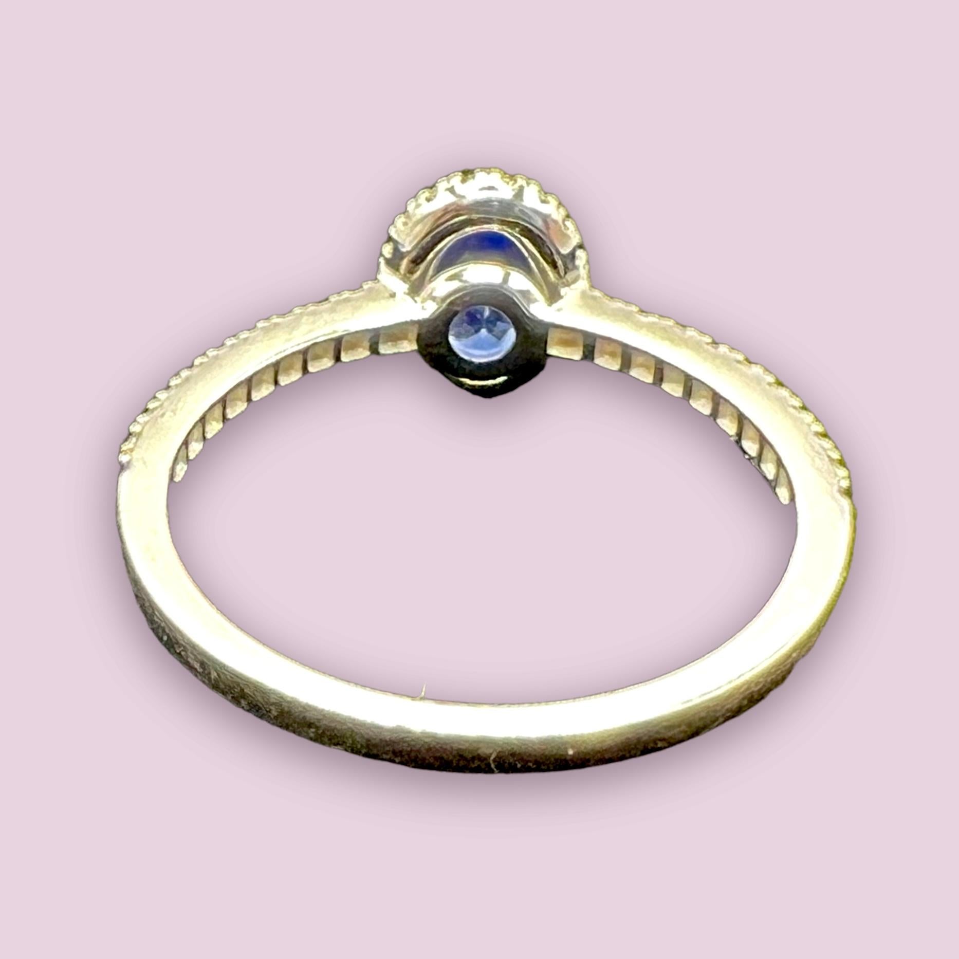 18-carat white gold ring set in its center with an oval, faceted sapphire, of a beautiful intense blue and of beautiful purity,
adapted sapphire 6 by 4 mm,
surrounded by a pavé of brilliants for approximately 0.30 carat.
size: 54 or 6.5
total