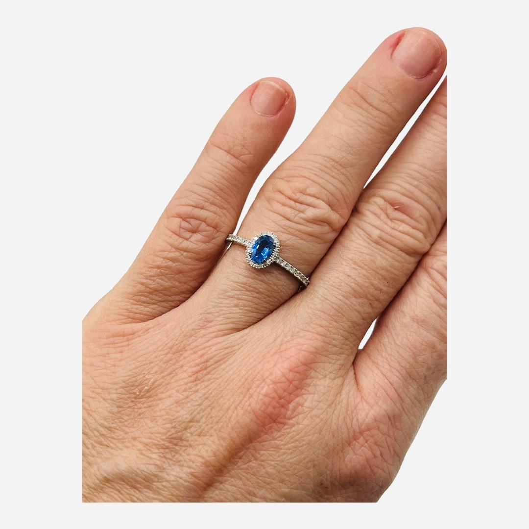 18-carat gold ring set with a sapphire surrounded by brilliants In Good Condition In SAINT-OUEN-SUR-SEINE, FR
