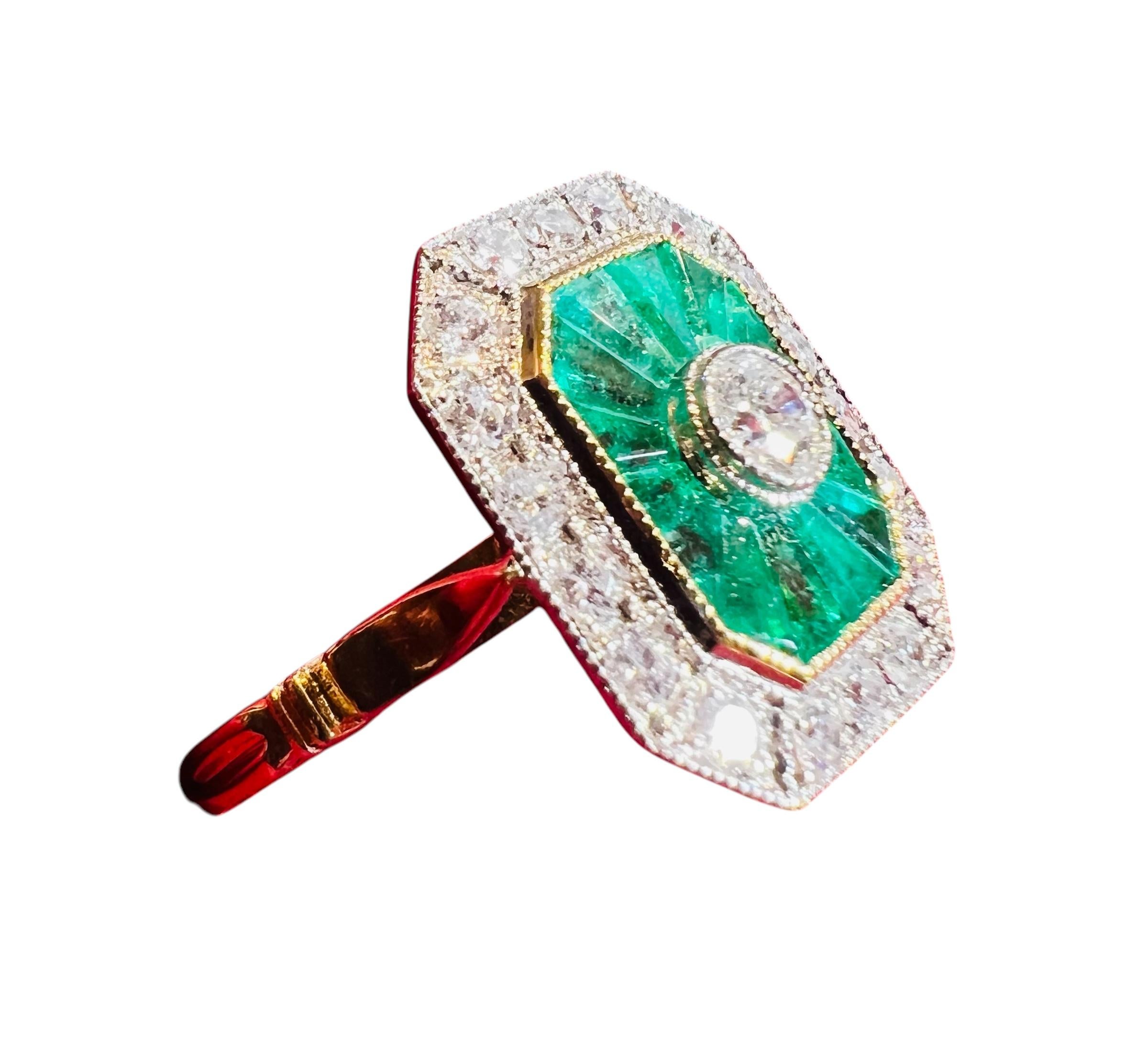 Emerald and Diamond Ring in 18K White Gold – Geometric Art Deco Style
This striking ring features a refined Art Deco–inspired design, with calibrated emeralds set in precise geometric lines and framed by a halo of sparkling brilliant-cut diamonds.