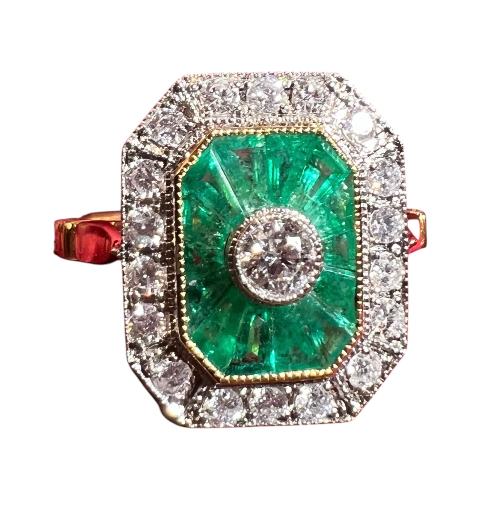Emerald and Diamond Ring in 18K White Gold – Geometric Art Deco Style In Good Condition For Sale In SAINT-OUEN-SUR-SEINE, FR