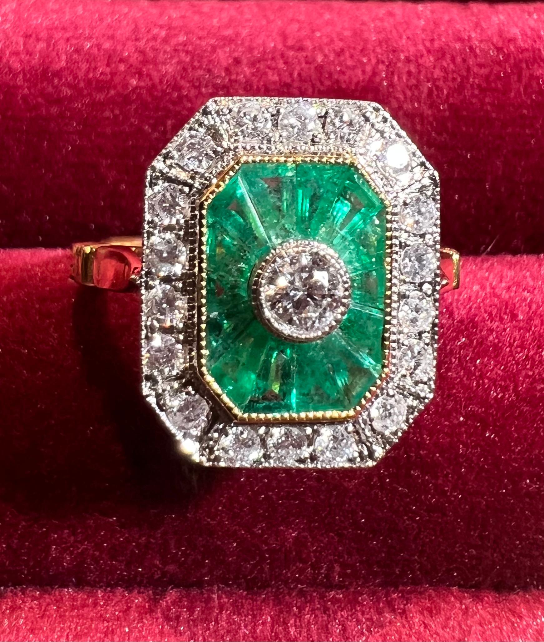 Emerald and Diamond Ring in 18K White Gold – Geometric Art Deco Style For Sale 1