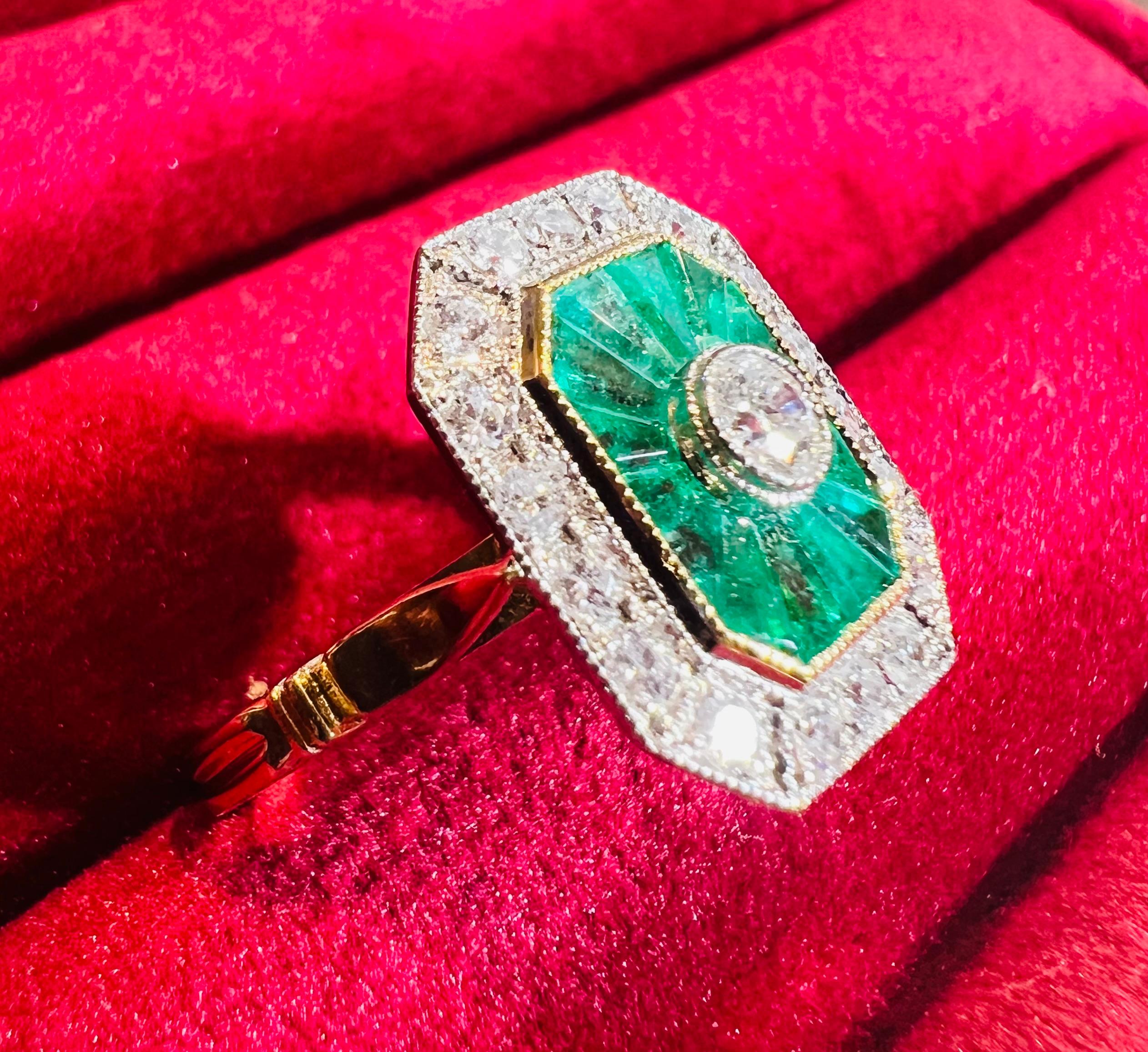 Emerald and Diamond Ring in 18K White Gold – Geometric Art Deco Style For Sale 2