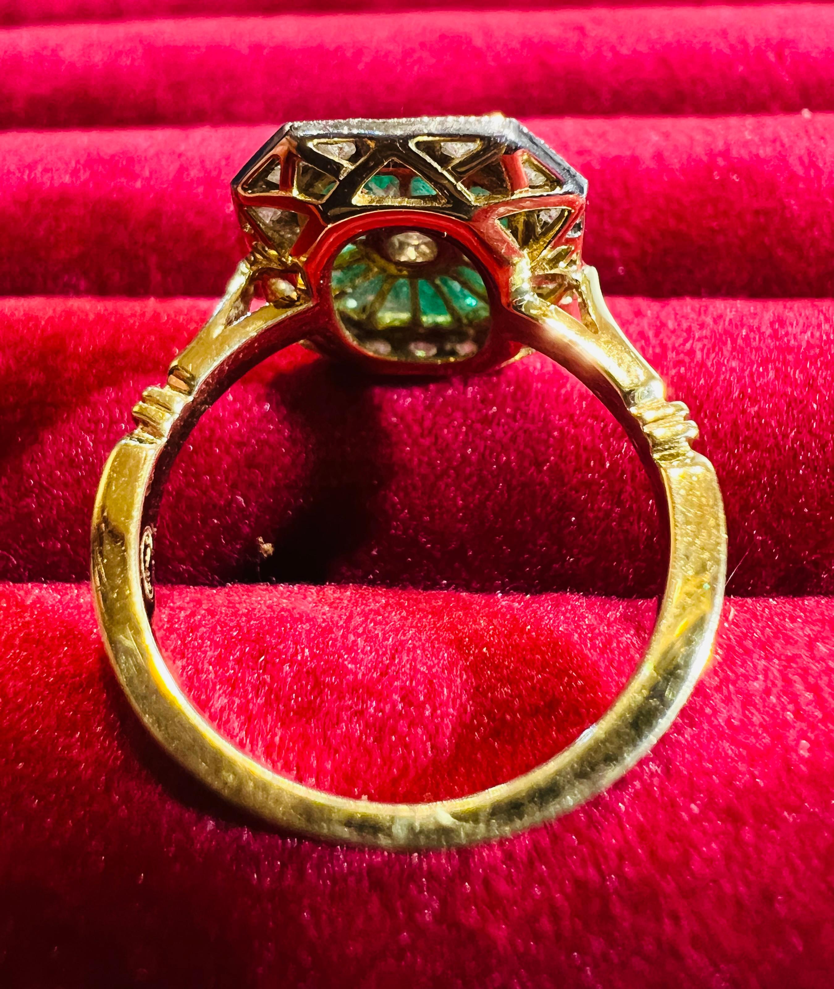 Emerald and Diamond Ring in 18K White Gold – Geometric Art Deco Style For Sale 3