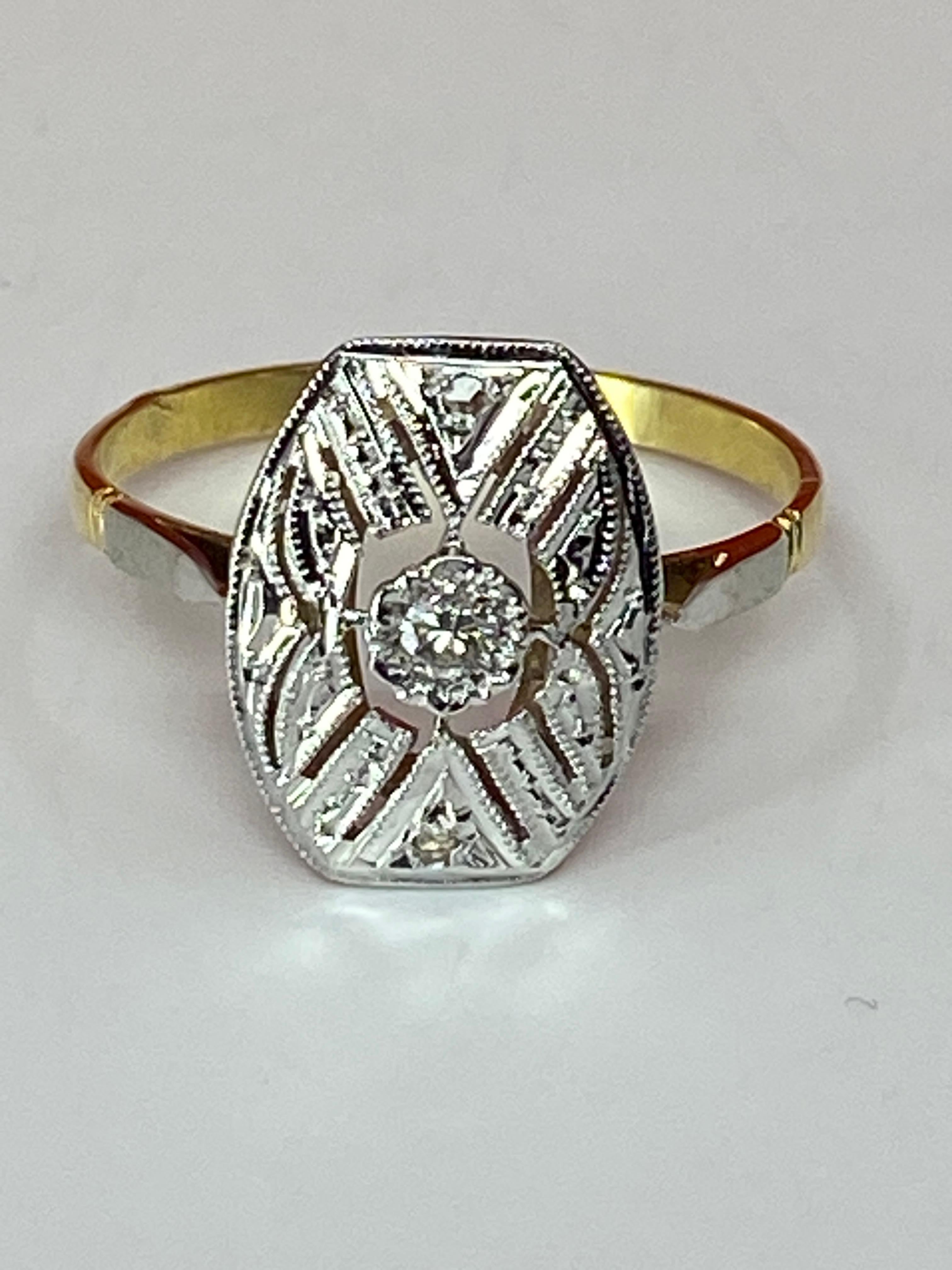 Art Deco 18 Carat Gold Ring Set with Diamonds, Art Déco Period