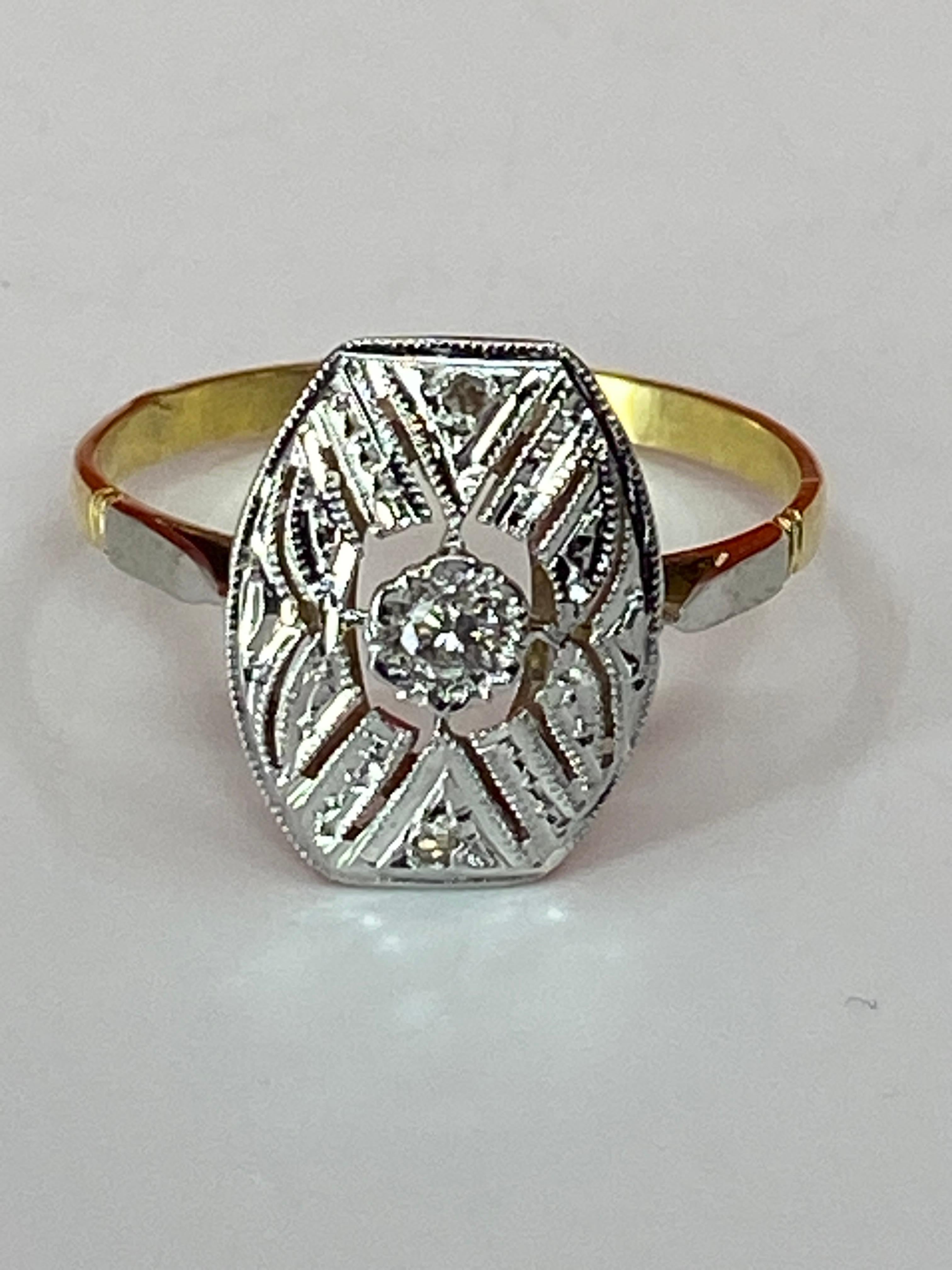 Round Cut 18 Carat Gold Ring Set with Diamonds, Art Déco Period