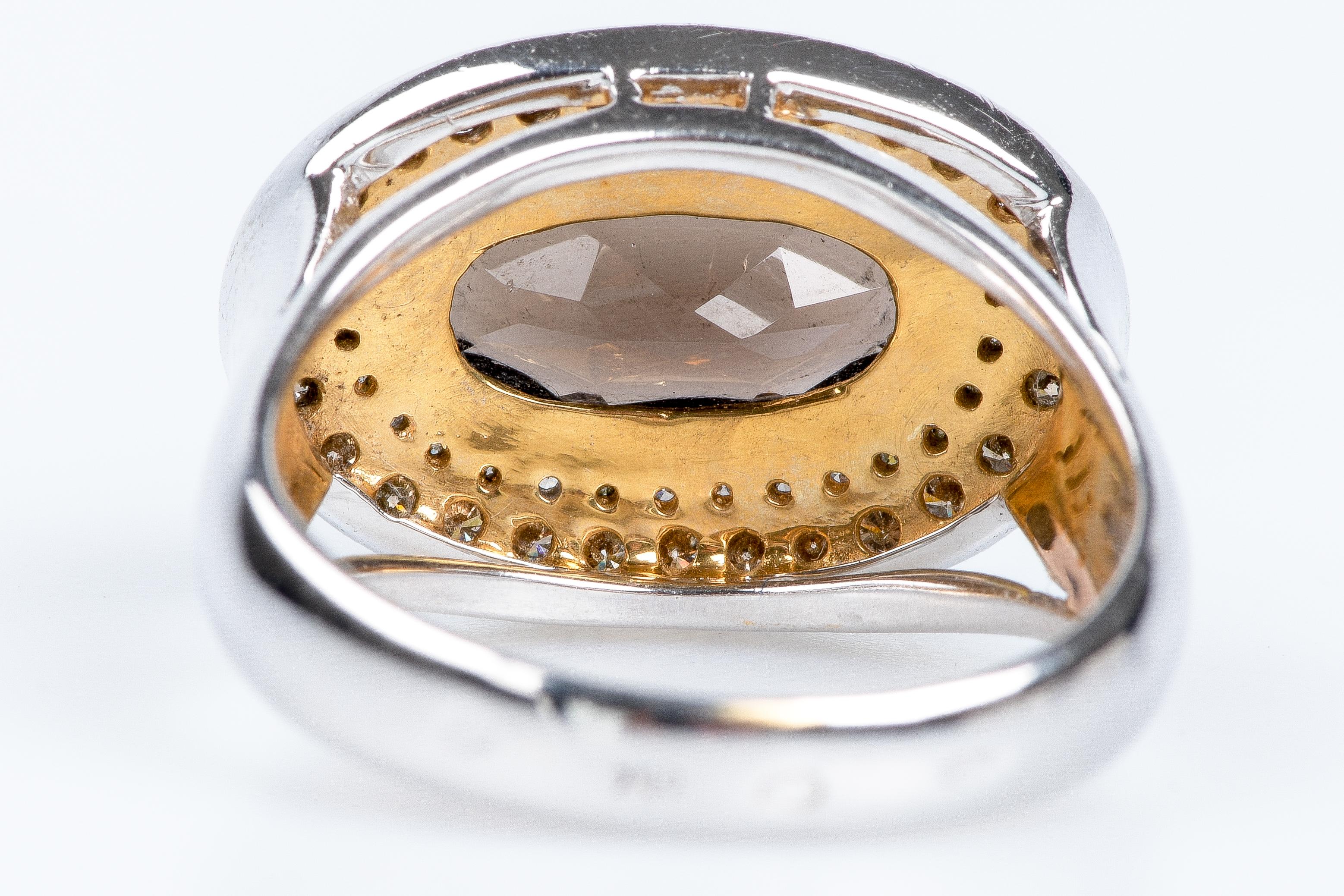 18-carat gold ring with 1 0.38-carat oval quartz surrounded by 57 round diamonds In Excellent Condition For Sale In Monte-Carlo, MC