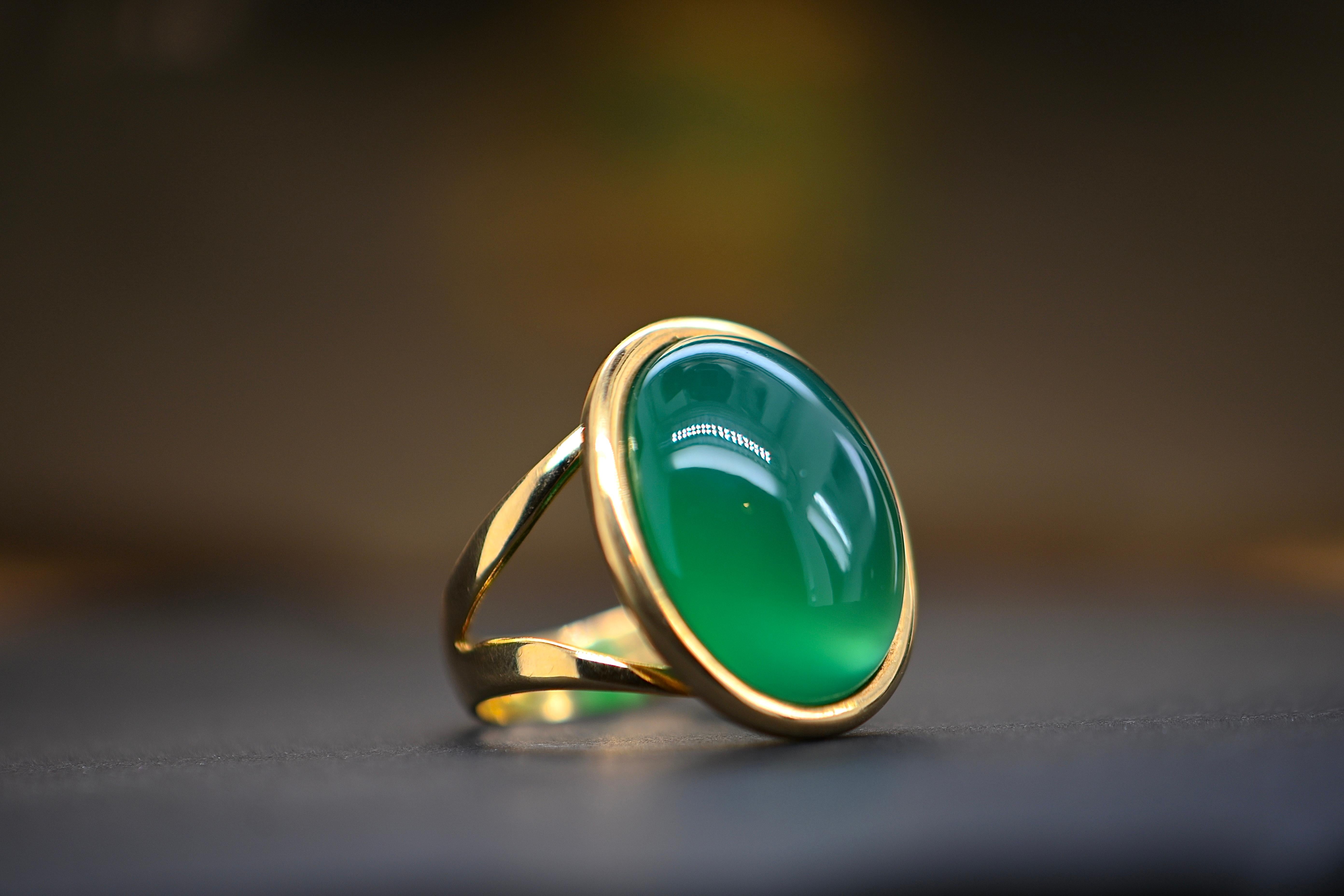This exquisite 18-carat gold ring features a captivating green agate. Crafted with a natural stone, each piece is unique, with color nuances and details that may vary from one creation to another. The ring is available in size 54, but our Mesure et