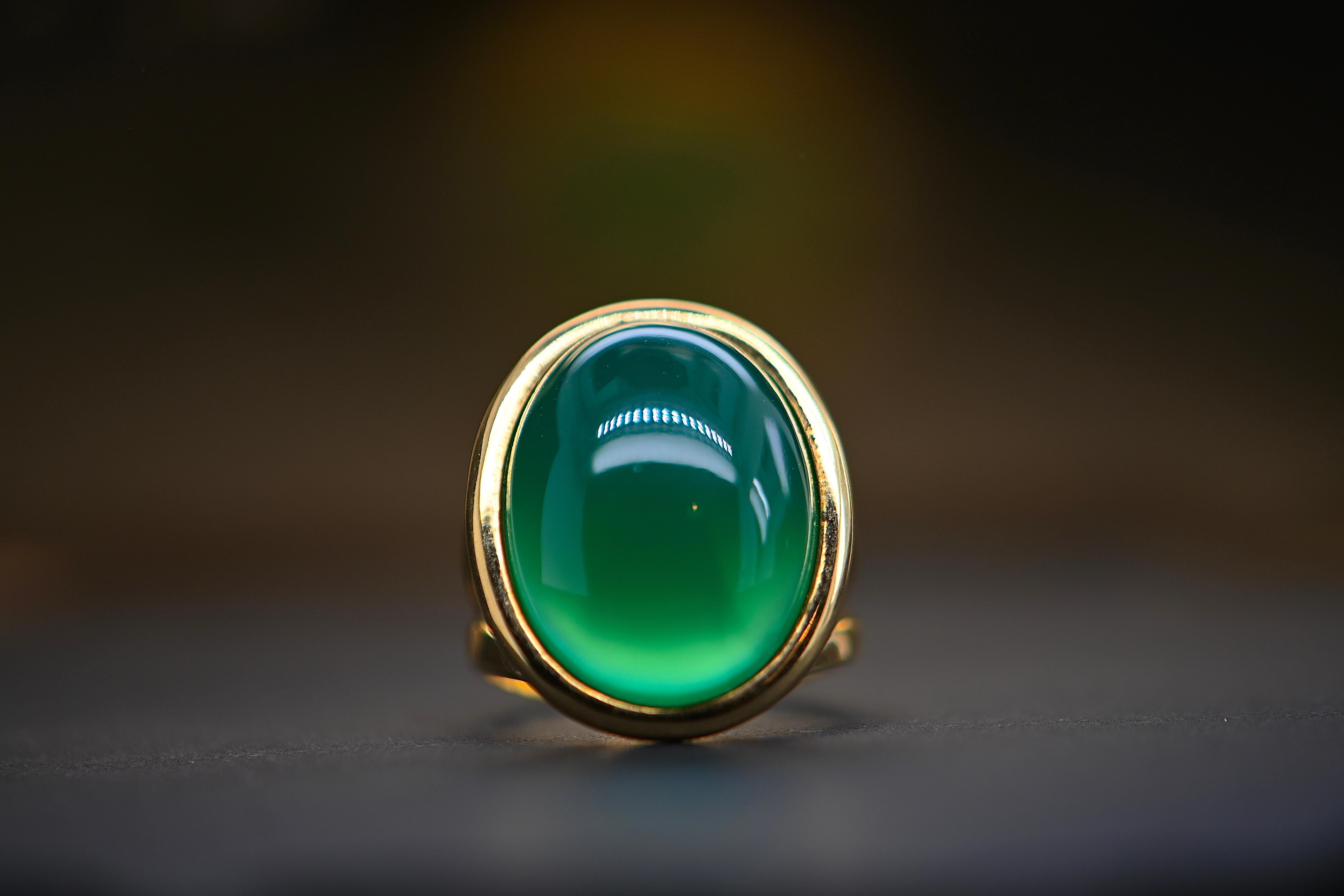 Cabochon 18-Carat Gold Ring with Green Agate For Sale