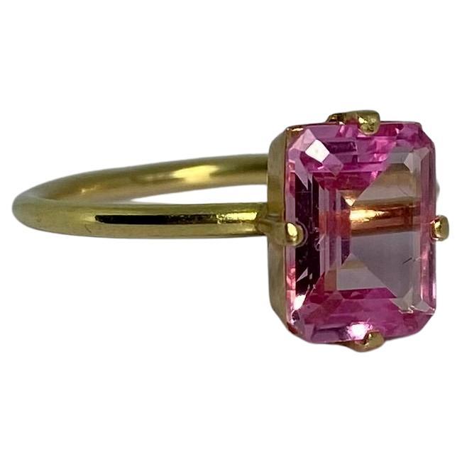 18 Carat Gold Ring with Roses De France, pink is a 
stunning pre-loved jewel! This ring is made of 18 carat gold and holds a Roses de France. Weighs about 3 grams, and has ring size  7 (US), 17 (EU),  N (UK). Rose de France is a lighter version of