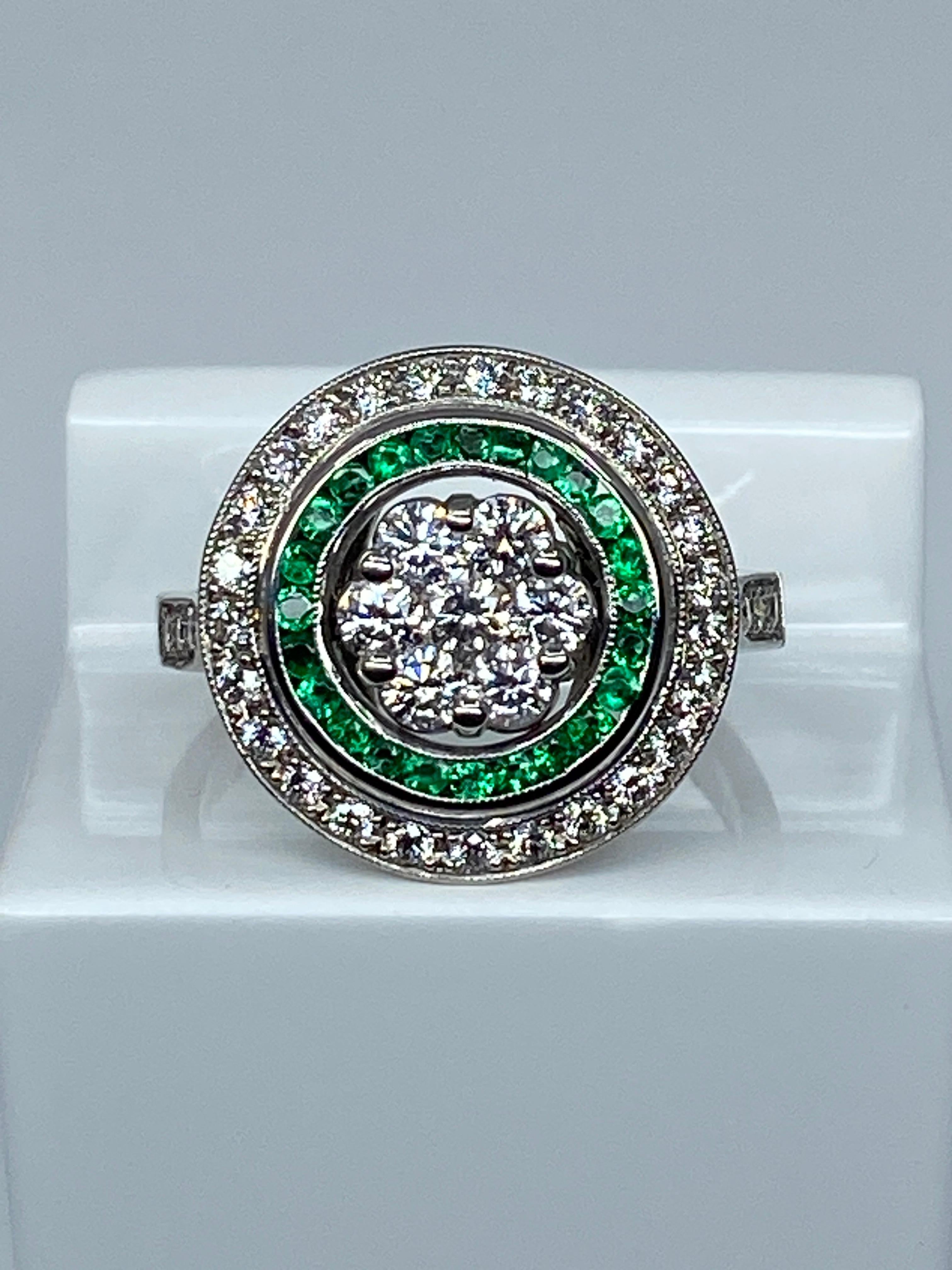 18 Carat Gold Round Ring Set with Calibrated Emeralds and Diamonds Art Déco Styl 5
