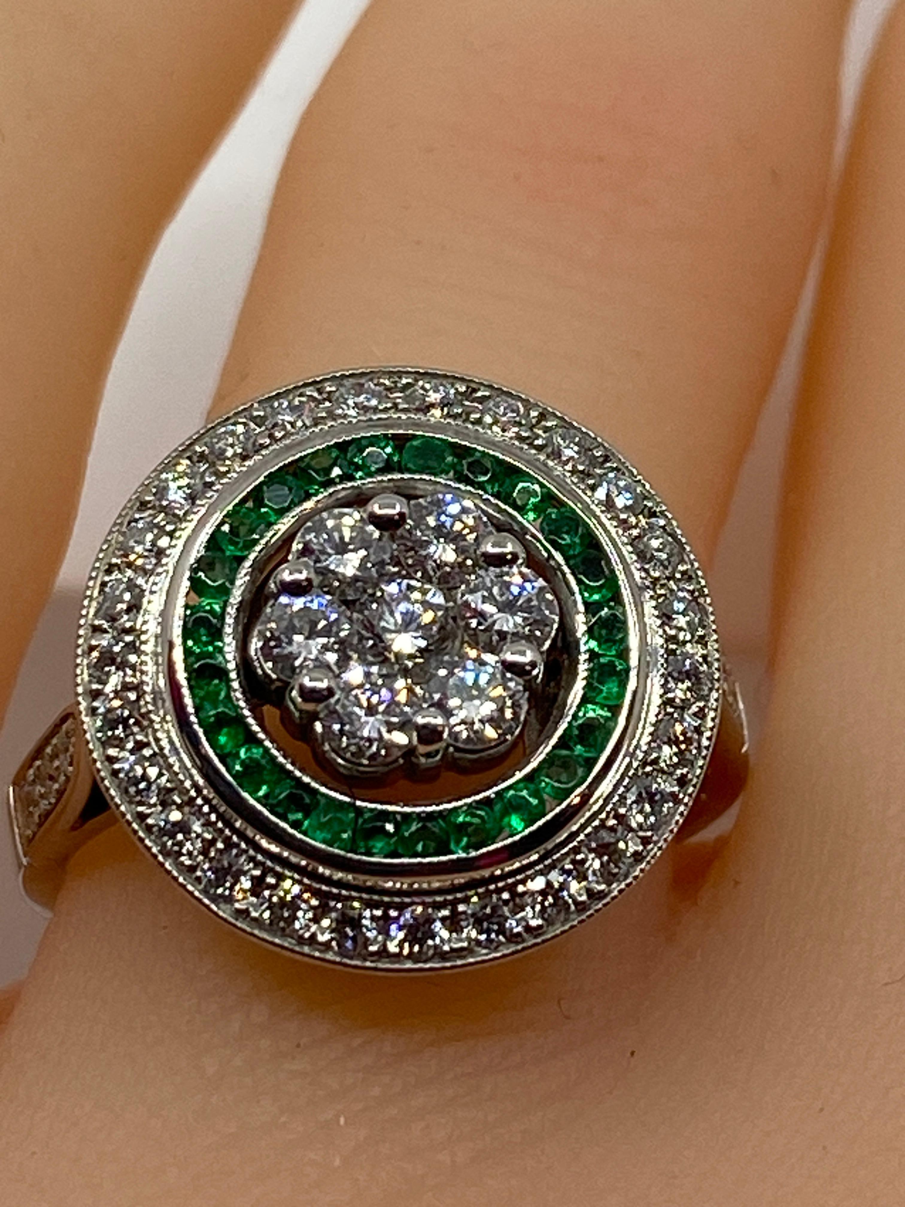 18 Carat Gold Round Ring Set with Calibrated Emeralds and Diamonds Art Déco Styl 6