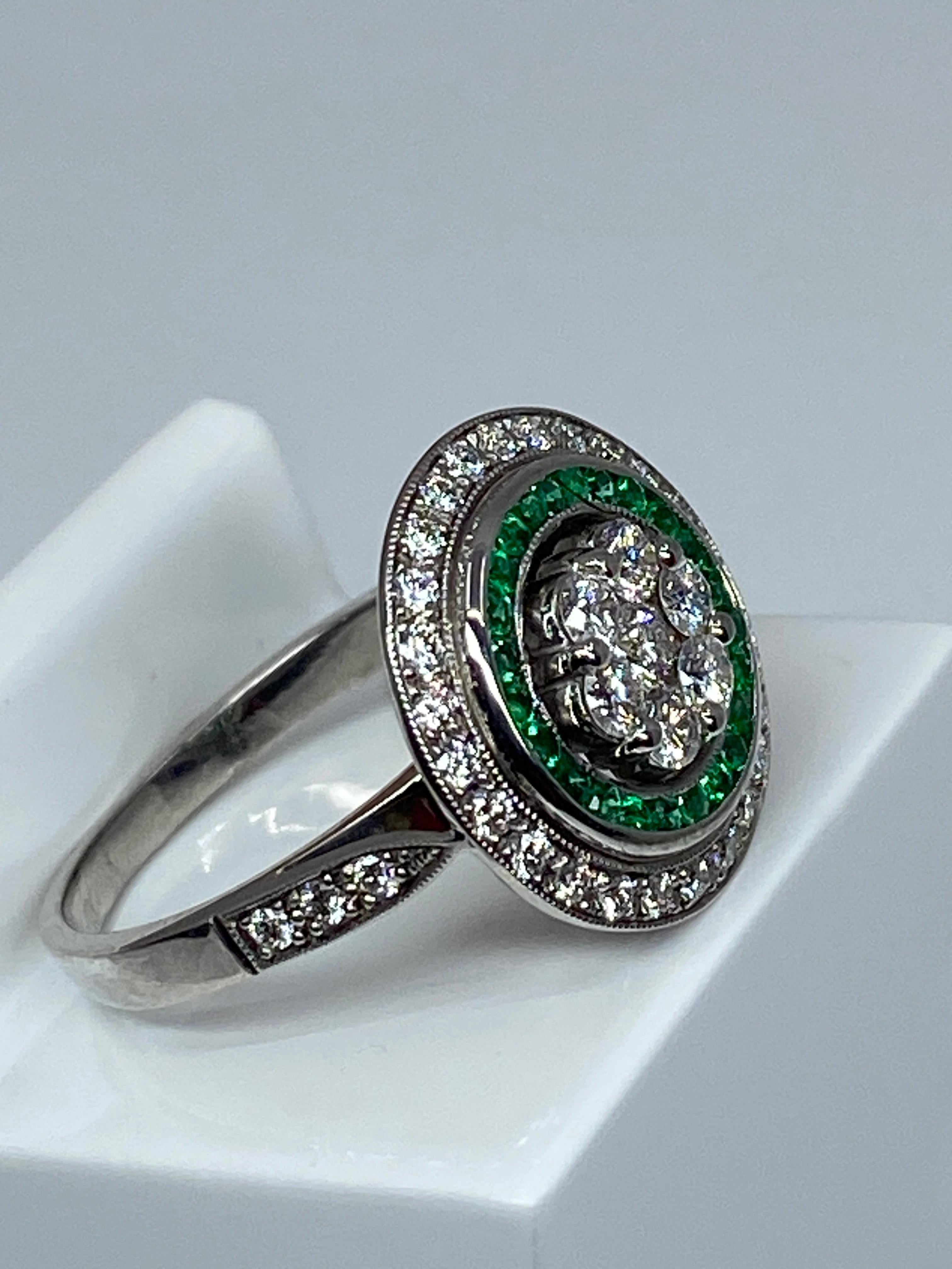 18 Carat Gold Round Ring Set with Calibrated Emeralds and Diamonds Art Déco Styl 7