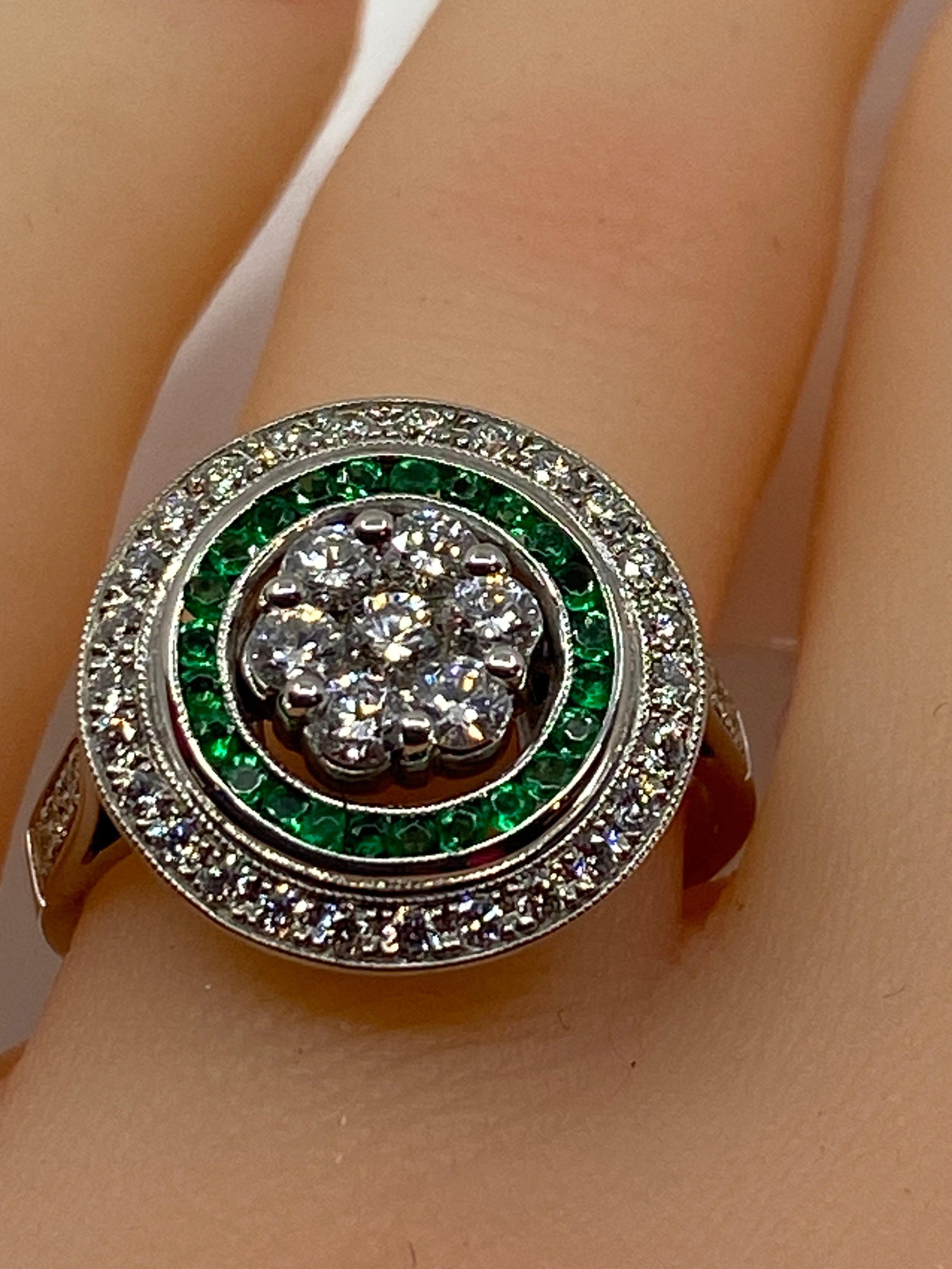 18 Carat Gold Round Ring Set with Calibrated Emeralds and Diamonds Art Déco Styl 8