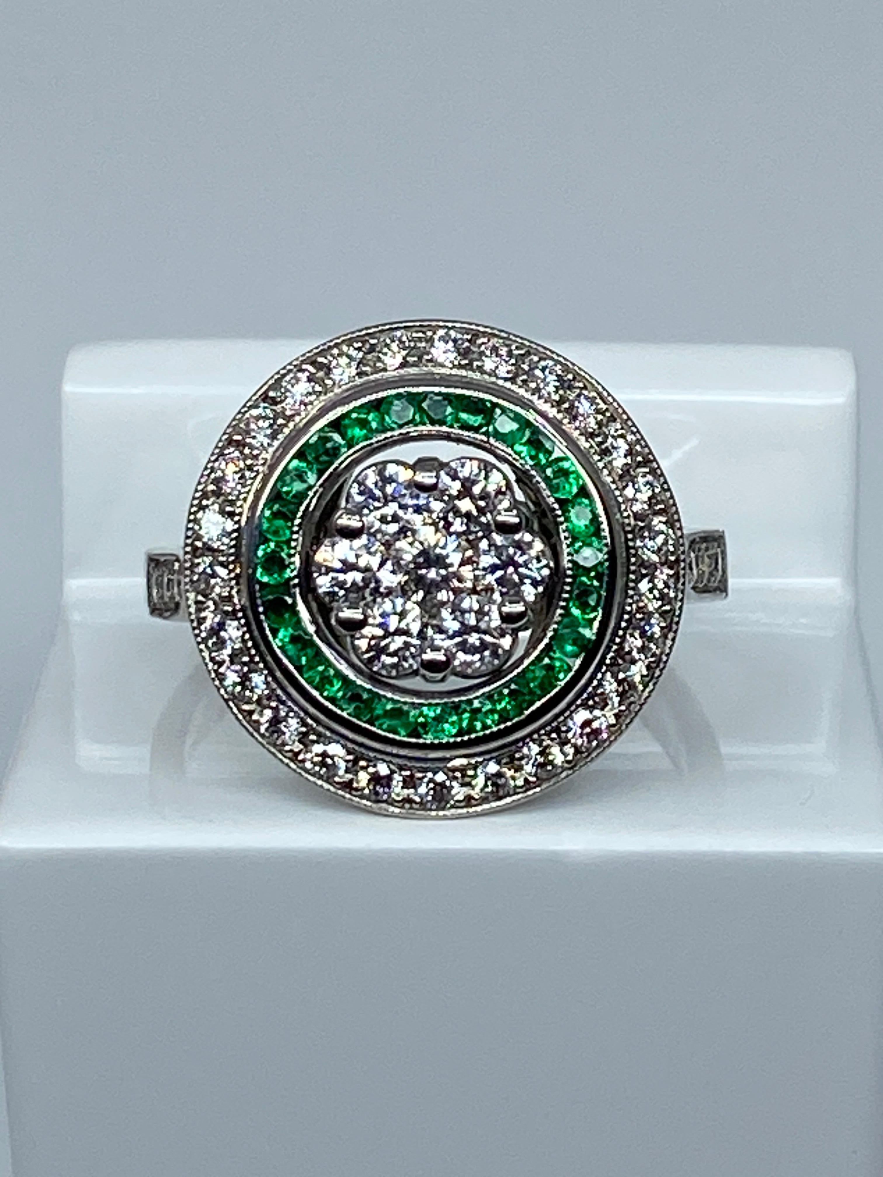 18 Carat Gold Round Ring Set with Calibrated Emeralds and Diamonds Art Déco Styl 9