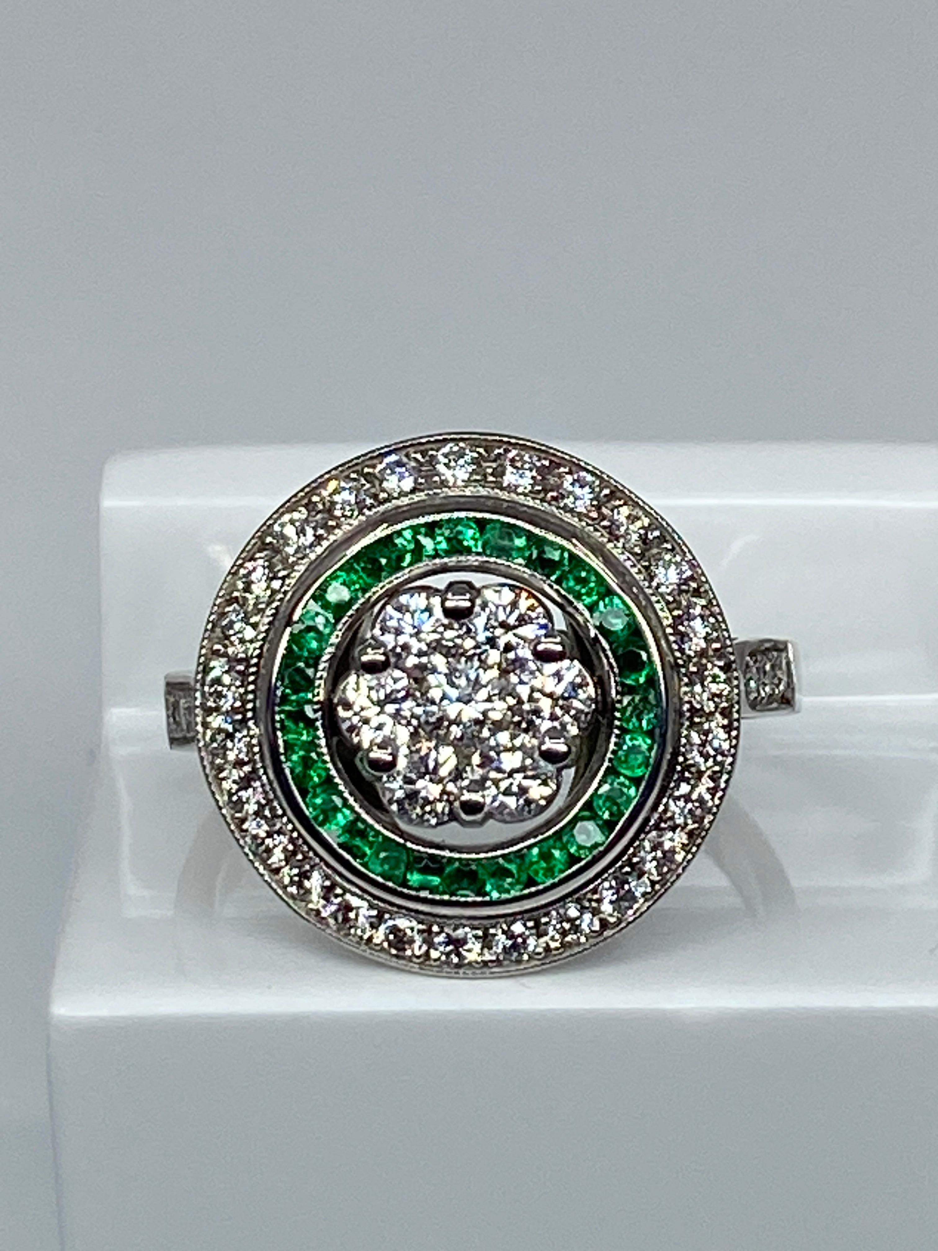 18 Carat Gold Round Ring Set with Calibrated Emeralds and Diamonds Art Déco Styl 10