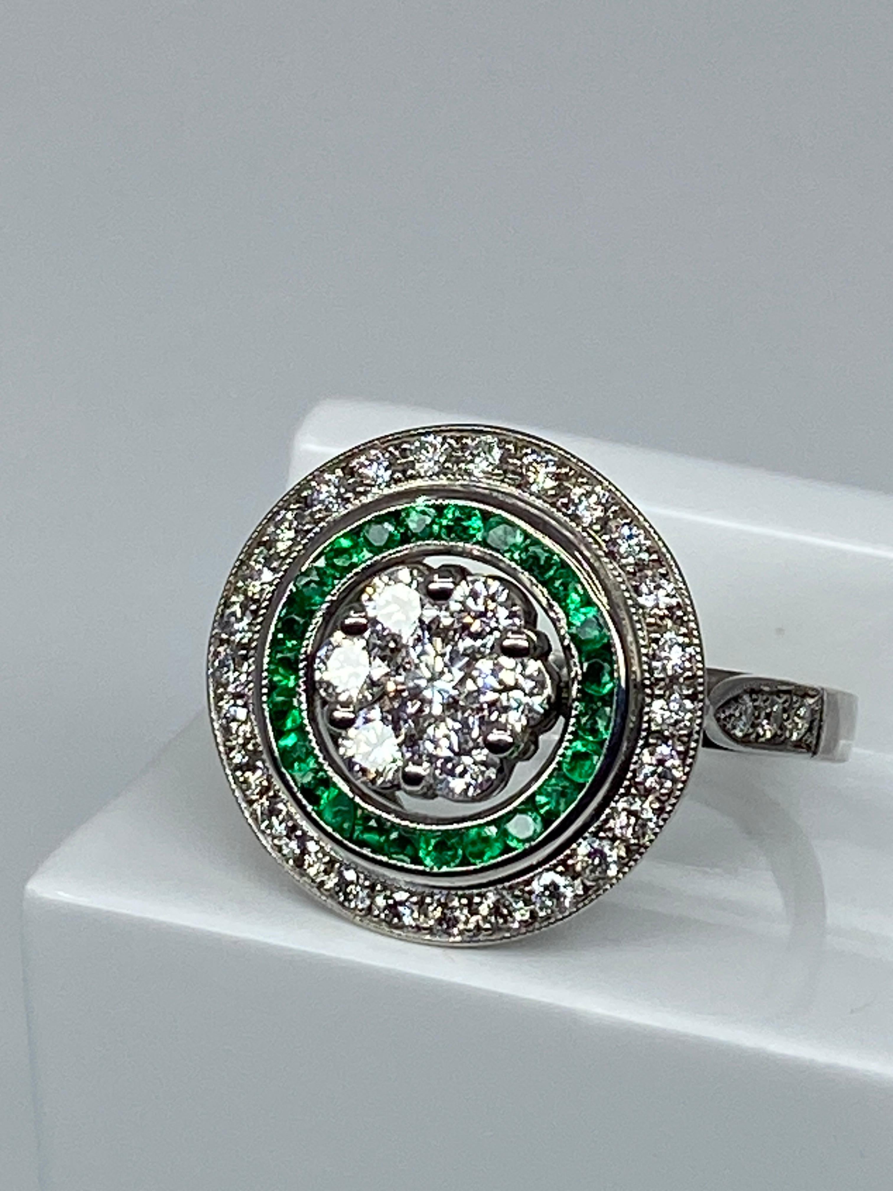 Art Deco 18 Carat Gold Round Ring Set with Calibrated Emeralds and Diamonds Art Déco Styl