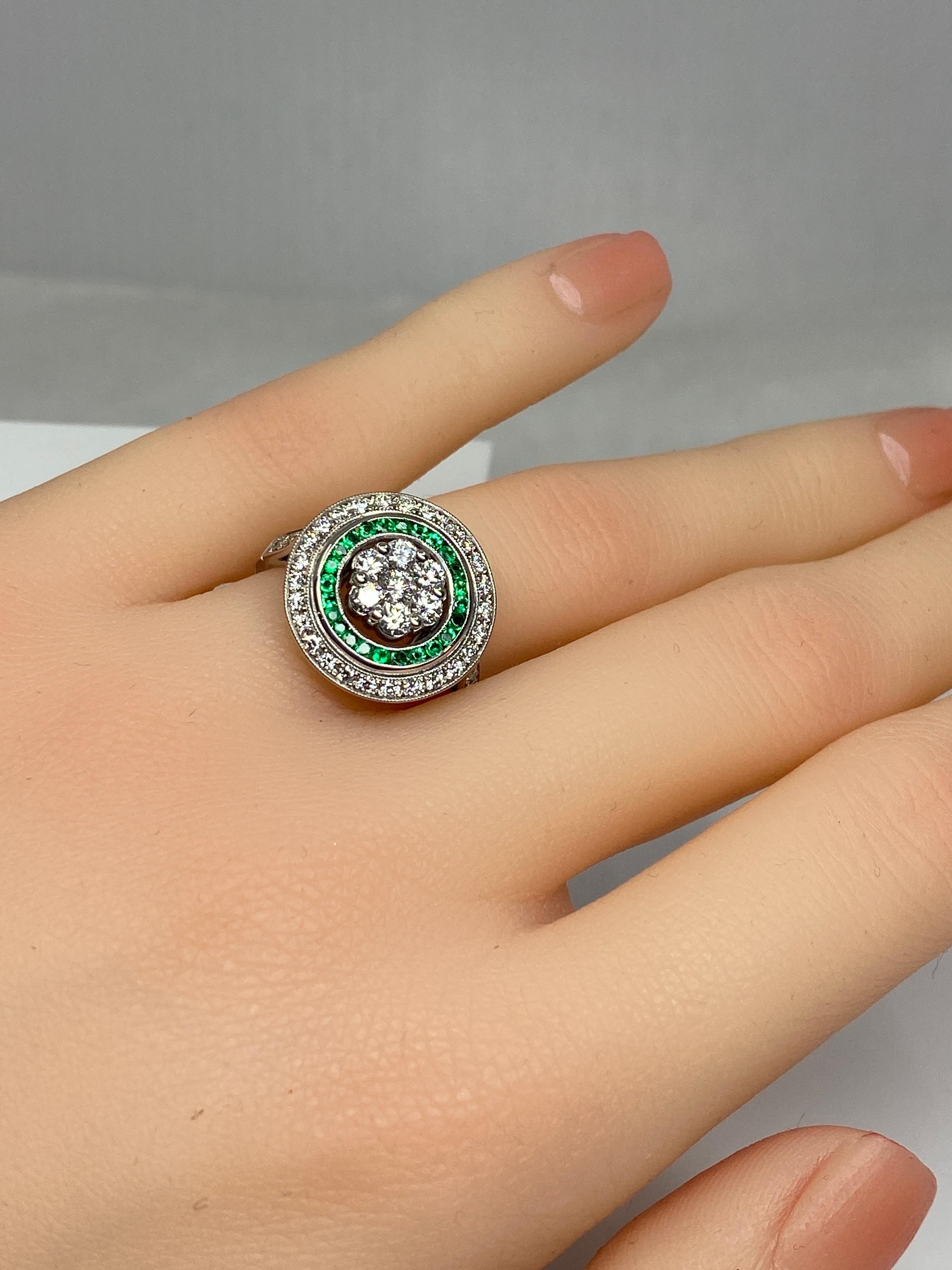 Round Cut 18 Carat Gold Round Ring Set with Calibrated Emeralds and Diamonds Art Déco Styl