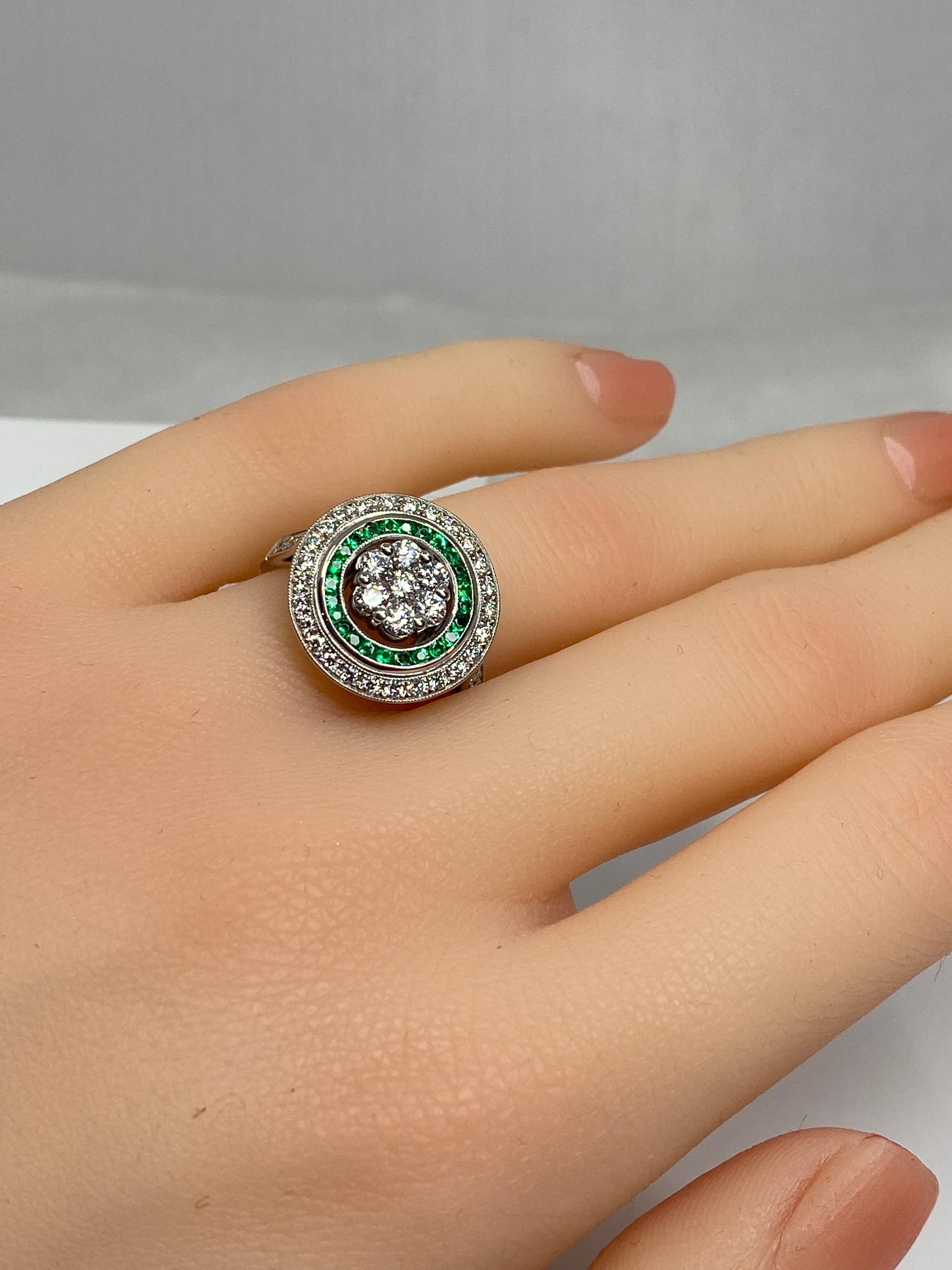 18 Carat Gold Round Ring Set with Calibrated Emeralds and Diamonds Art Déco Styl In New Condition In VERSAILLES, FR