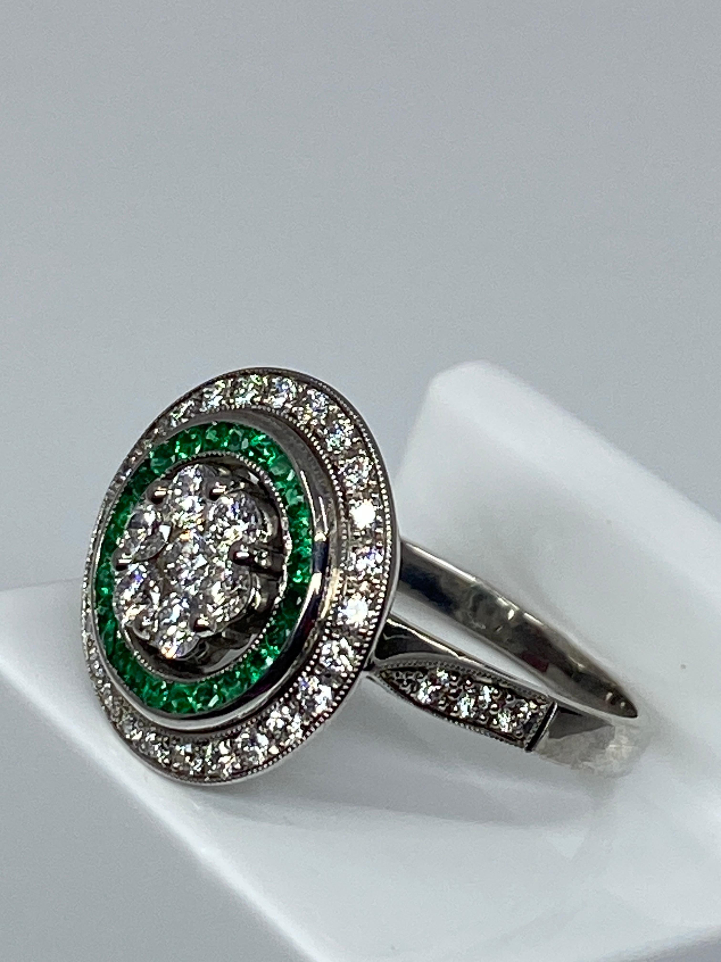 Women's or Men's 18 Carat Gold Round Ring Set with Calibrated Emeralds and Diamonds Art Déco Styl