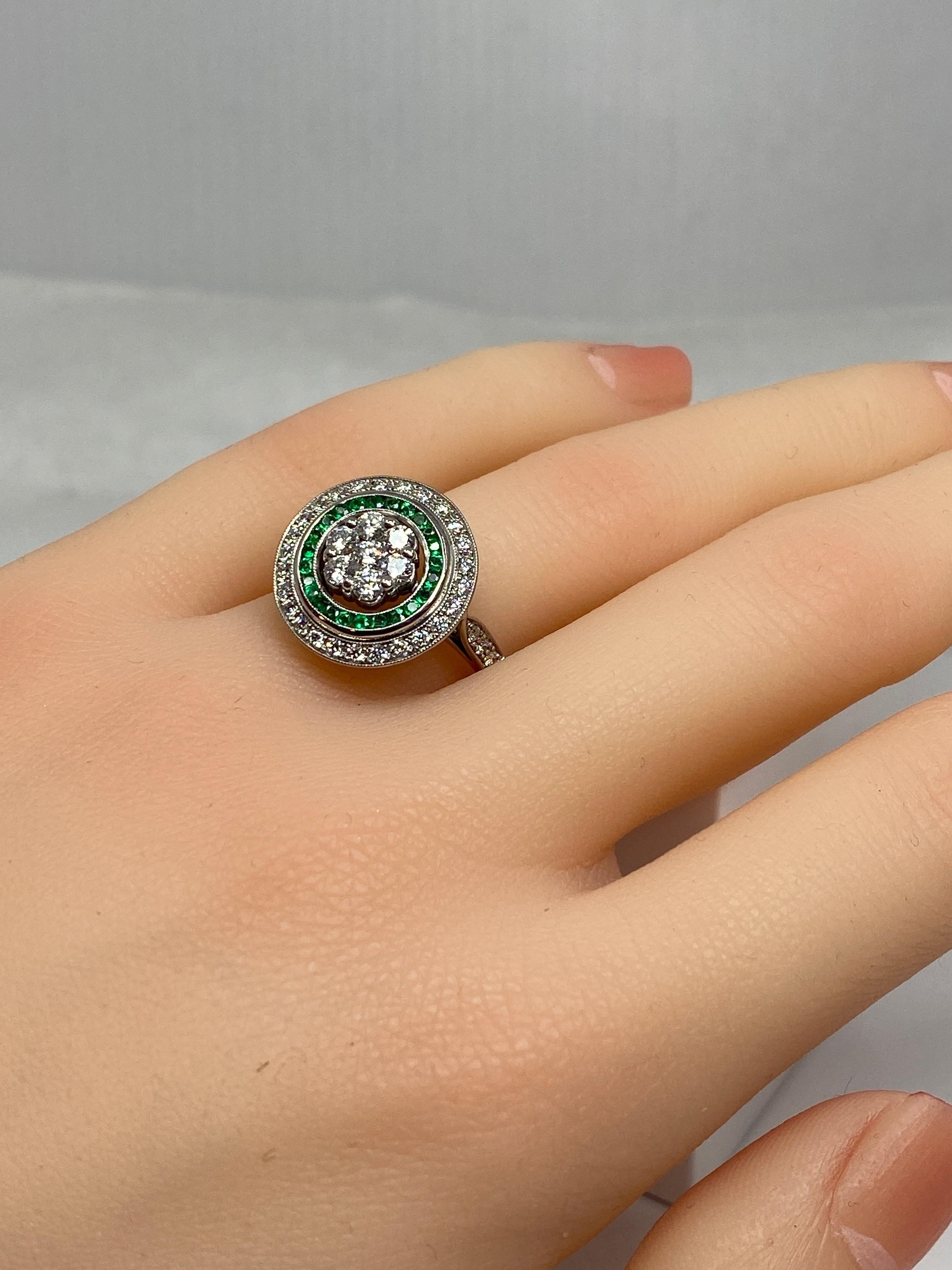 18 Carat Gold Round Ring Set with Calibrated Emeralds and Diamonds Art Déco Styl 1