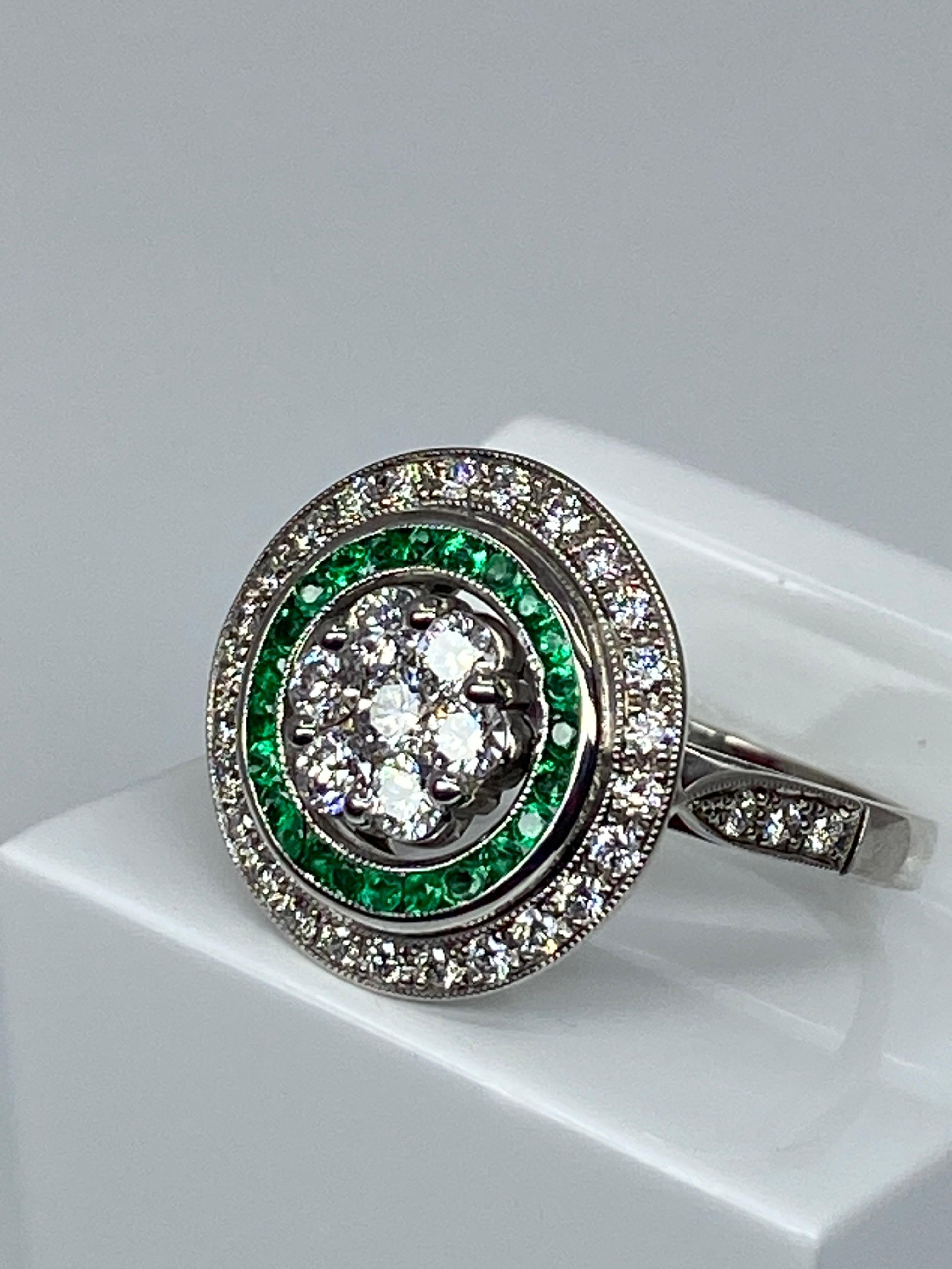 18 Carat Gold Round Ring Set with Calibrated Emeralds and Diamonds Art Déco Styl 2