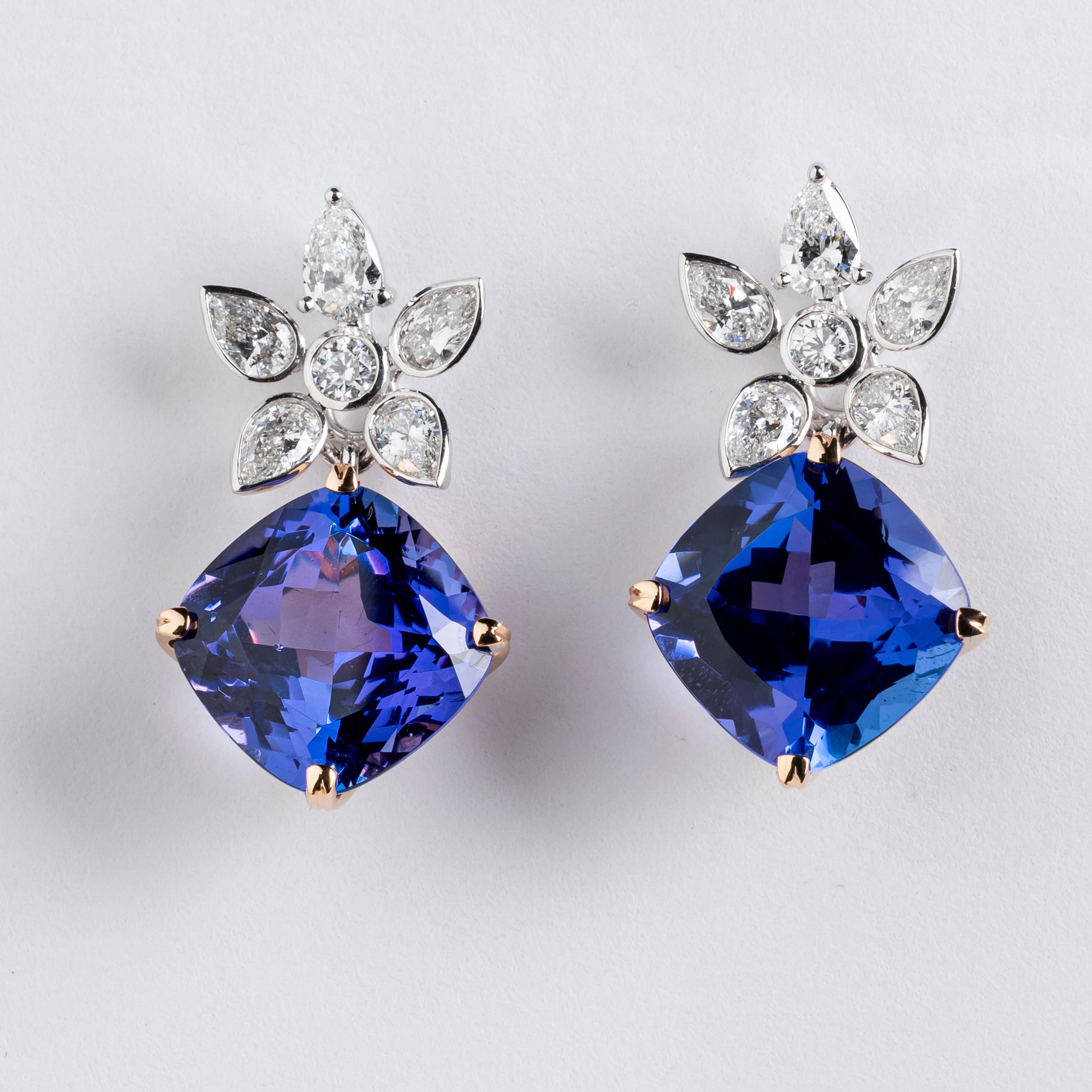  18 Carat Gold Tanzanite and White Diamond Earrings In New Condition For Sale In Sydney, NSW
