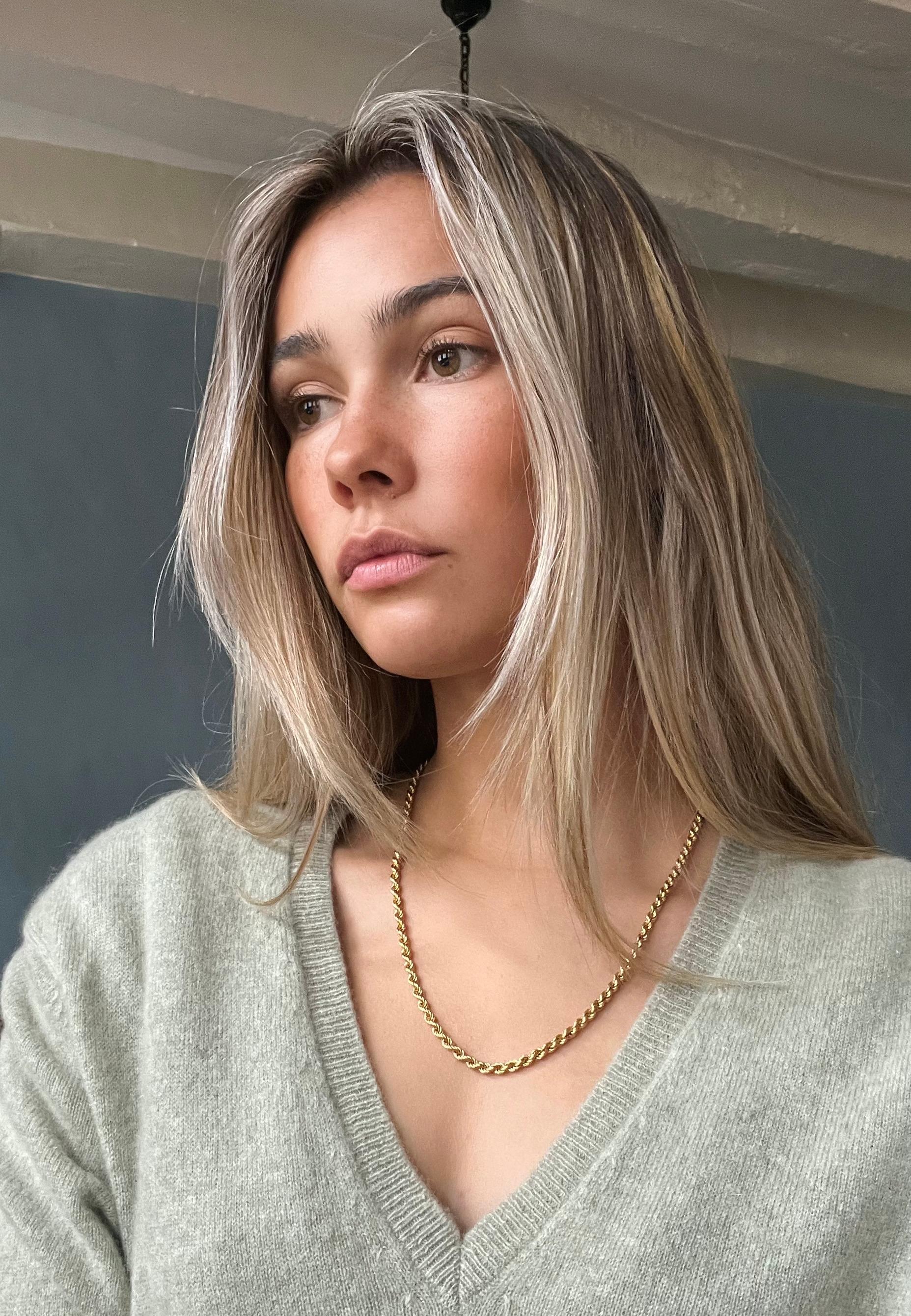 Ce collier en or 18 carats, certifié par un poinçon garantissant la qualité de l'or 750 millièmes, est un bijou d'une élégance subtile. D'un poids de 10,8 grammes, il présente une largeur délicate de 0,3 cm et une longueur de 51 cm, ce qui lui
