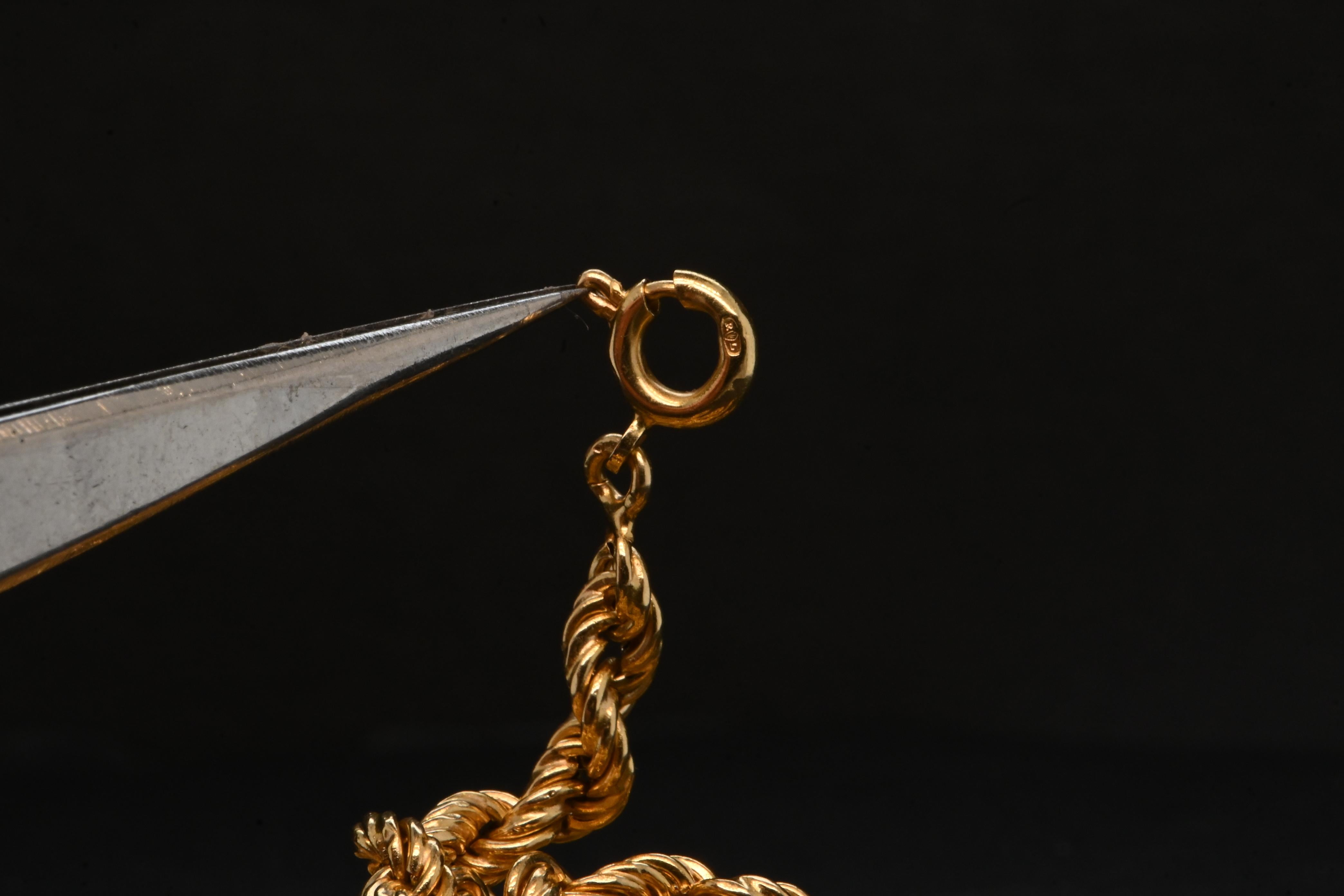 Collier torsadé en or 18 carats en vente 1