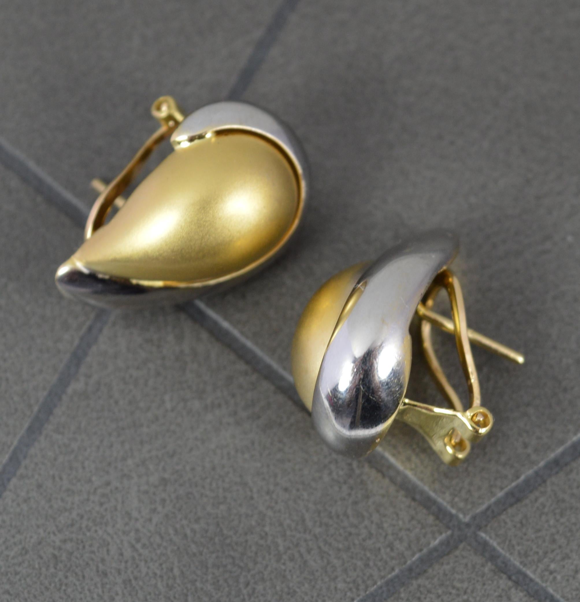 A superb pair of 18ct gold earrings.
A pear shape drop. Centre piece is a brushed finish yellow colour with a plain, polished white gold rim.
14mm x 21mm clusters approx.

CONDITION ; Very good. Crisp design. Issue free. Good omega backs. Please