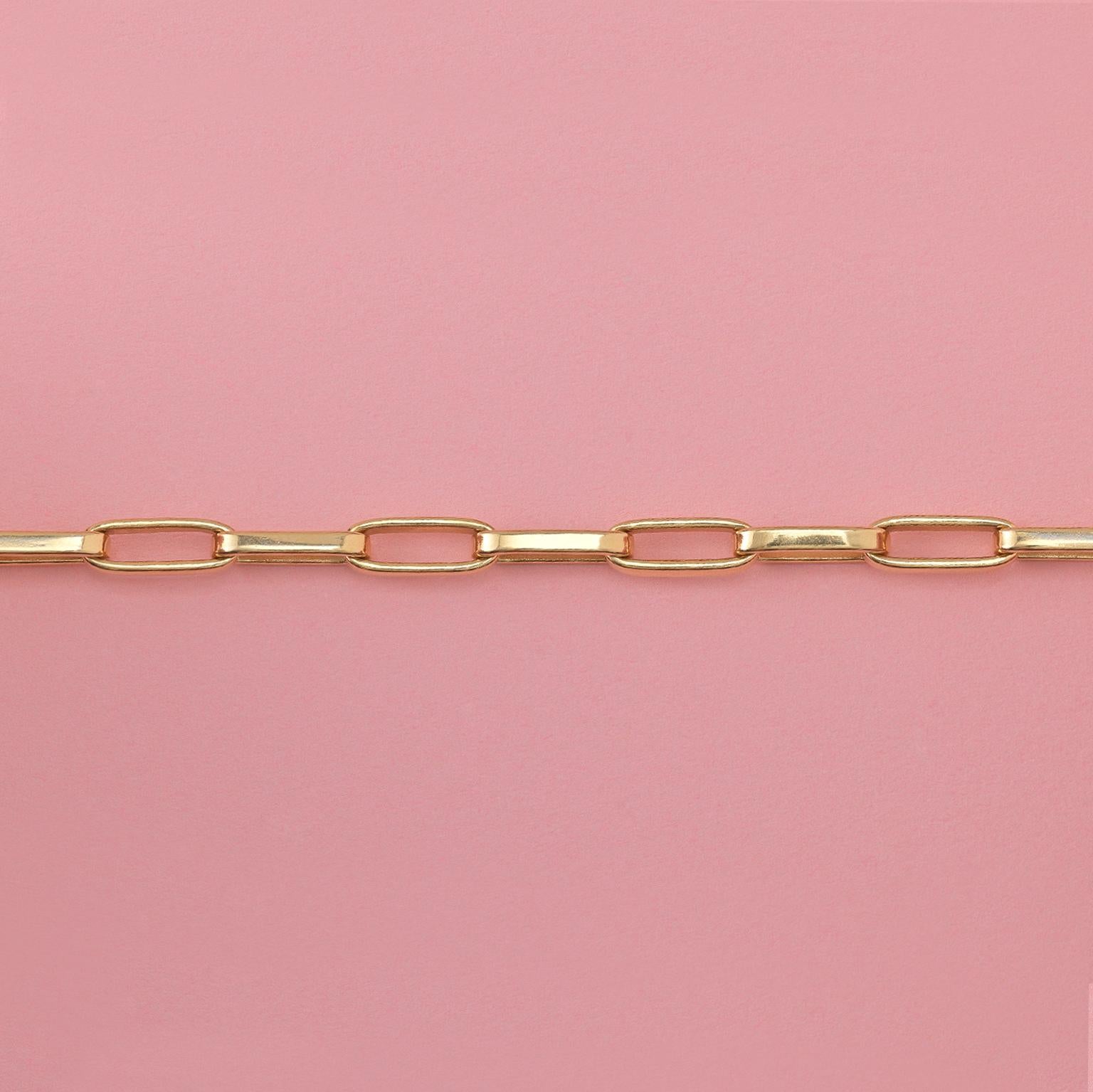 An 18 carat gold vintage bracelet with flat oval links, France.

weight: 22.63 grams
length: 17.7 cm (for a small wrist 15-16 cm)
width: 2.5 – 6 mm.