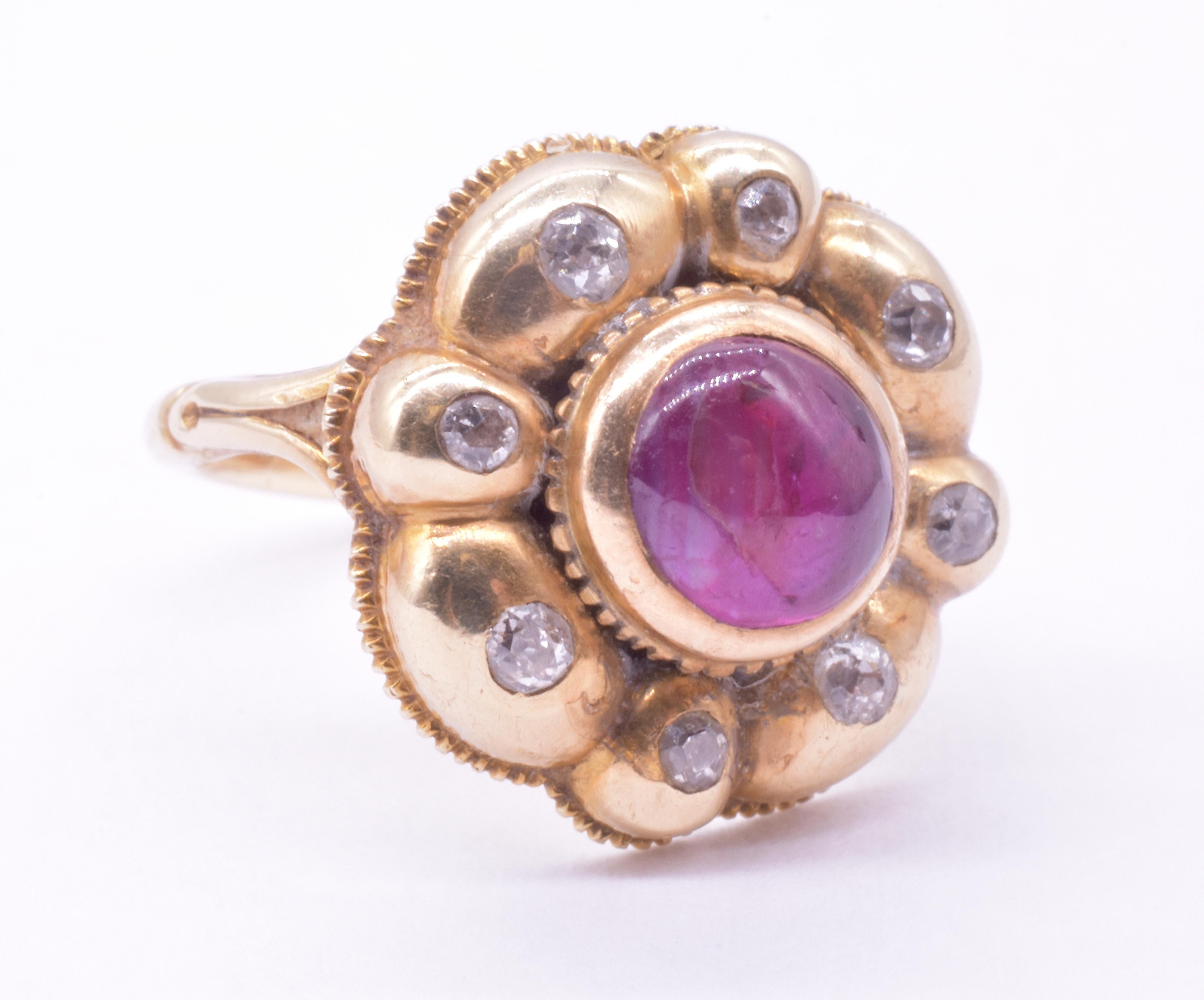 Anello Cluster iberico da 18 carati con diamanti e rubino cabochon in vendita 7