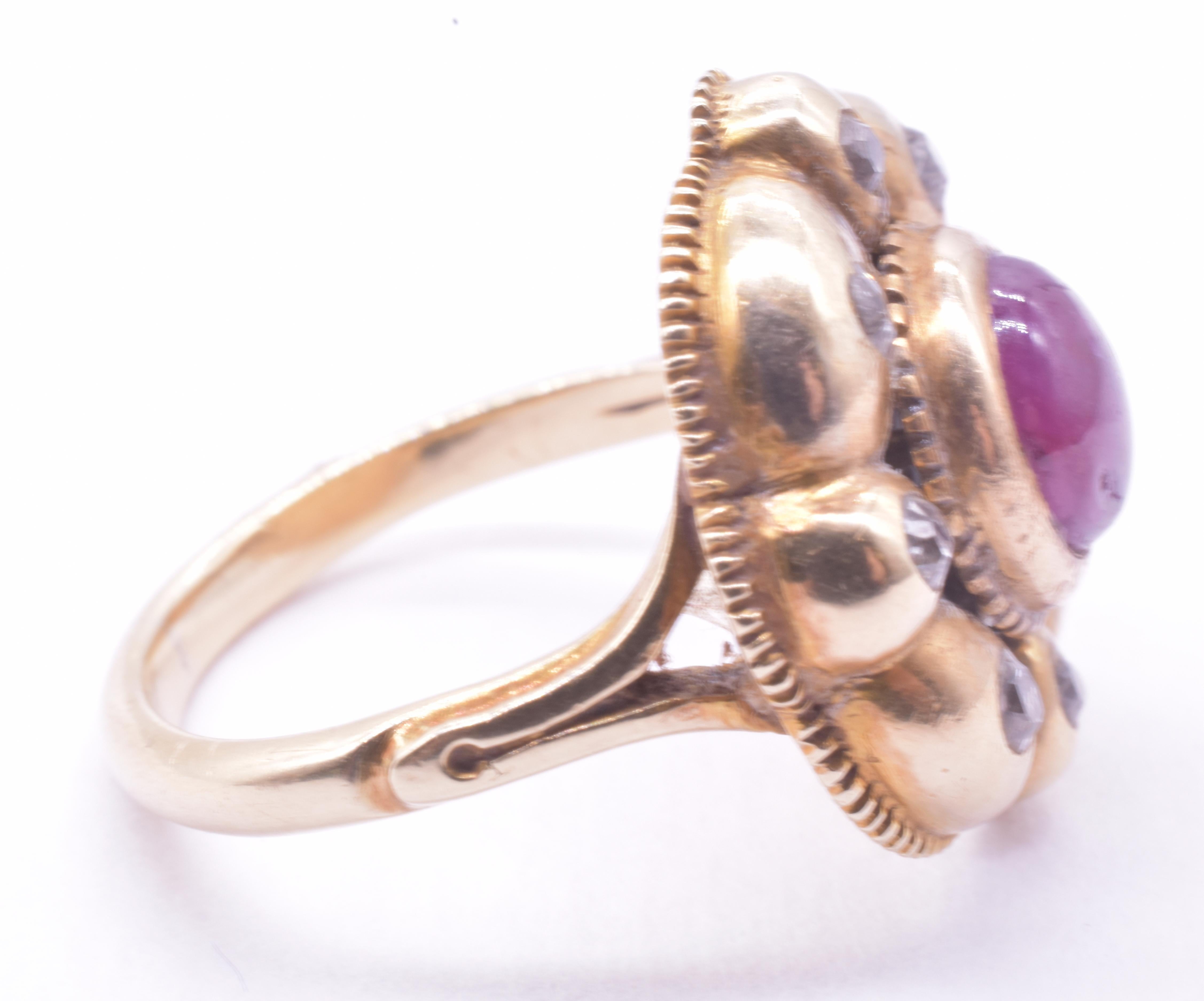 Anello Cluster iberico da 18 carati con diamanti e rubino cabochon In condizioni ottime in vendita a Baltimore, MD