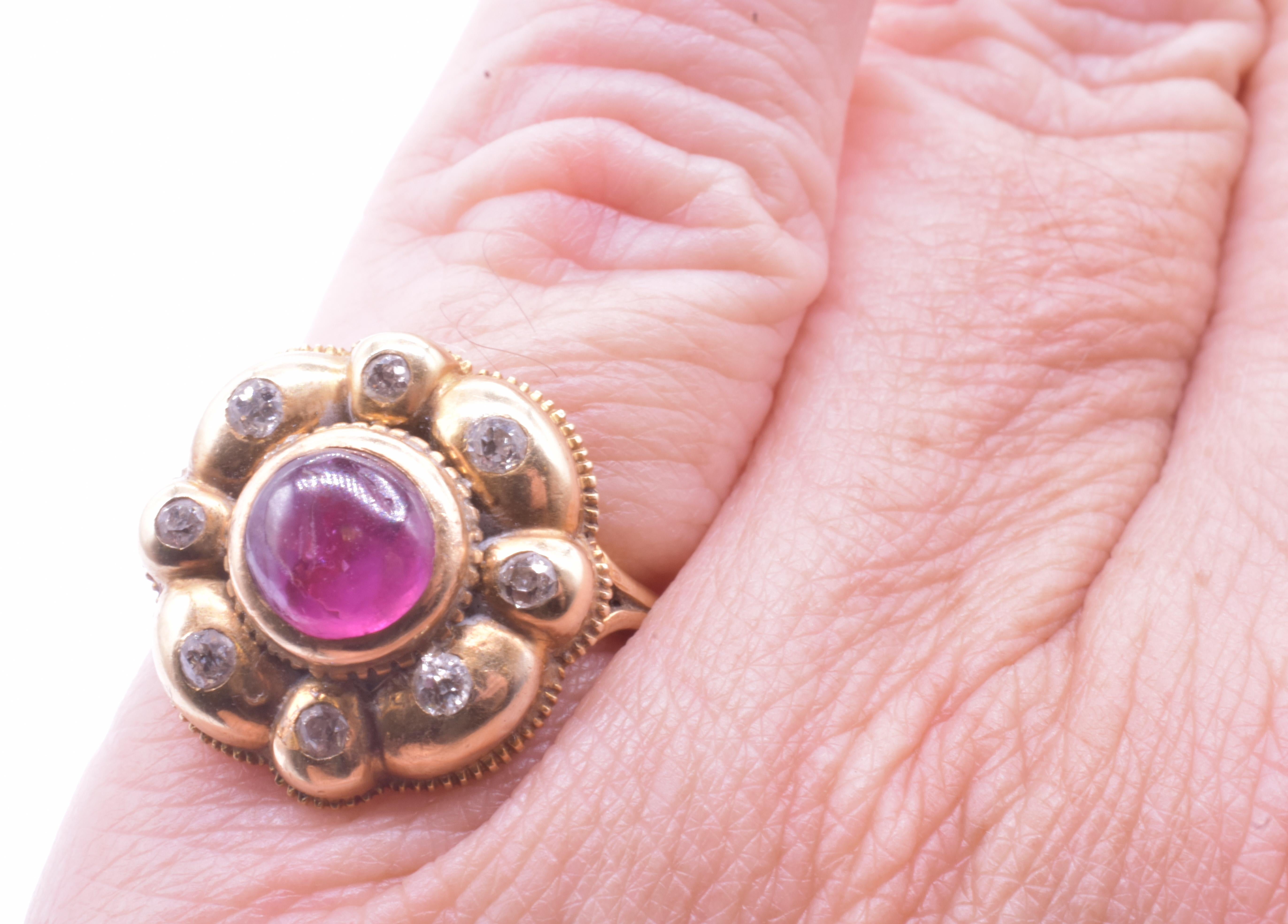 da uomo o donna Anello Cluster iberico da 18 carati con diamanti e rubino cabochon in vendita