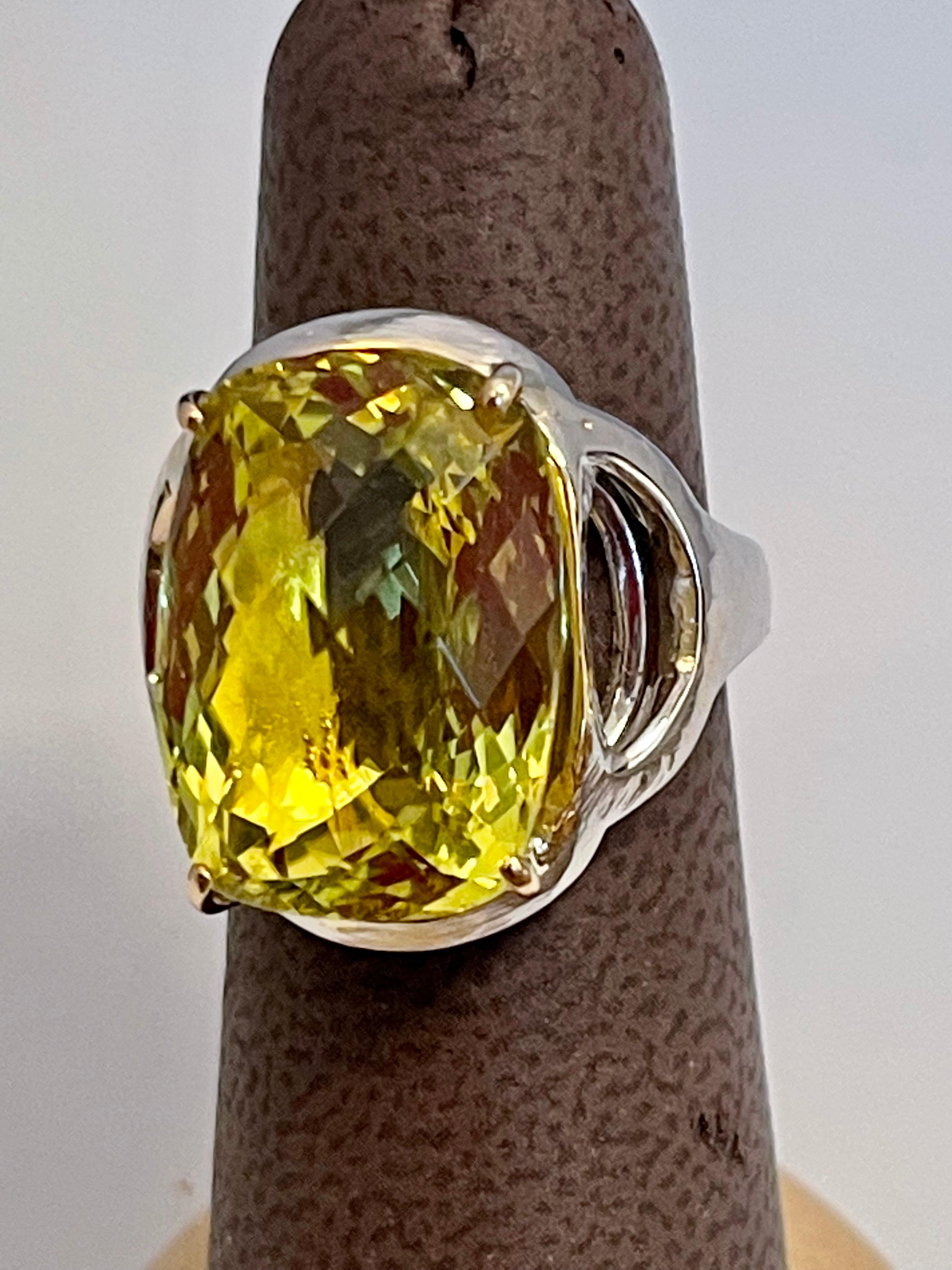 18 Carat Natural Lemmon Topaz Checkerboard Cocktail Ring 18 Karat Gold, Estate Size 6
Une bague de cocktail classique 
Énorme 18 carats de forme coussin très propre et longue  Topaze de Lemmon, pleine d'éclat et de brillance 

18 Karat White  Or