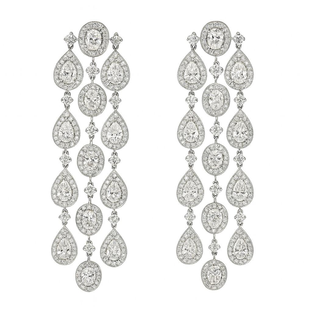 Contemporaneo Orecchini Chandelier con pera naturale e diamanti ovali da 18 carati in vendita