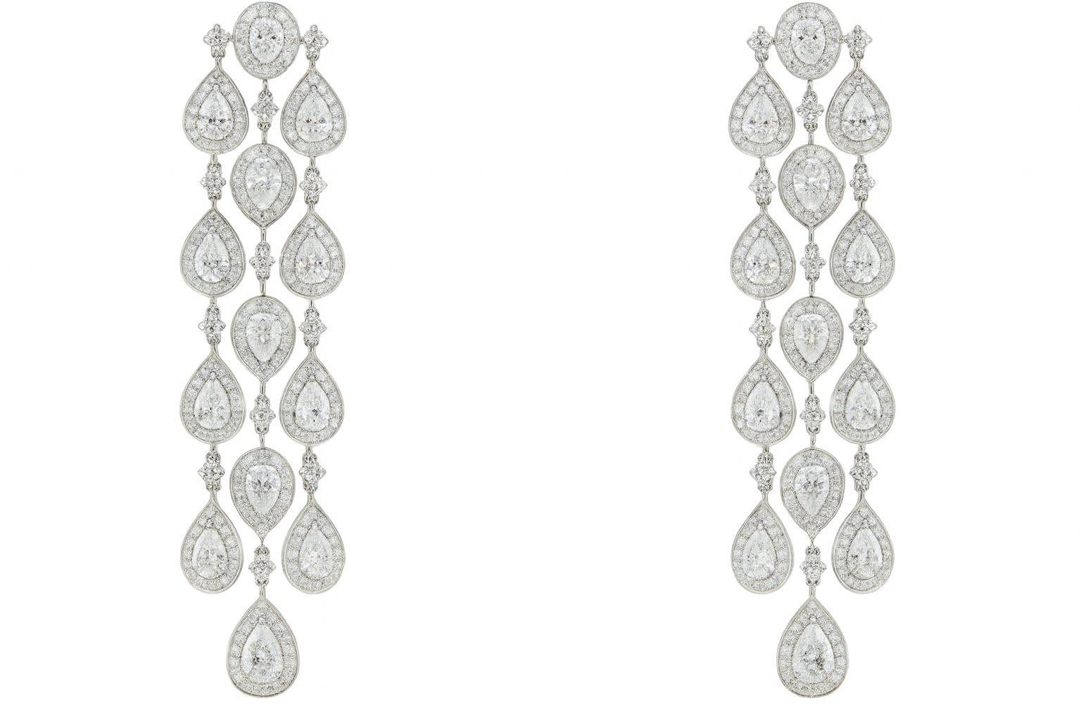 Taglio ovale Orecchini Chandelier con pera naturale e diamanti ovali da 18 carati in vendita